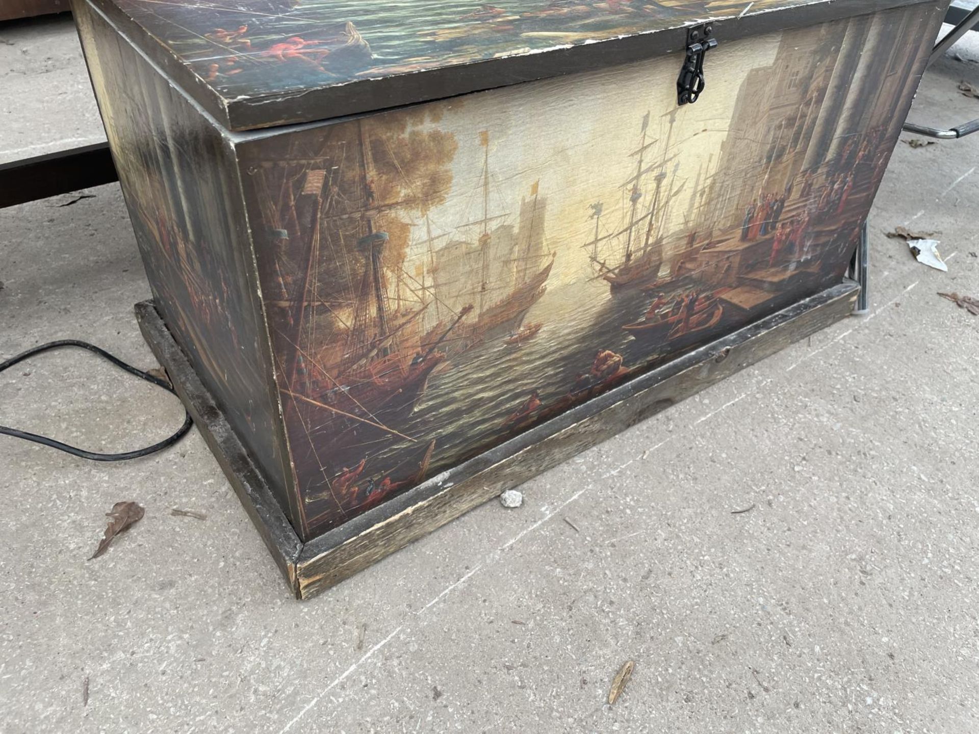 A MODERN TRUNK DEPICTING MASTED SHIPS - Image 3 of 3
