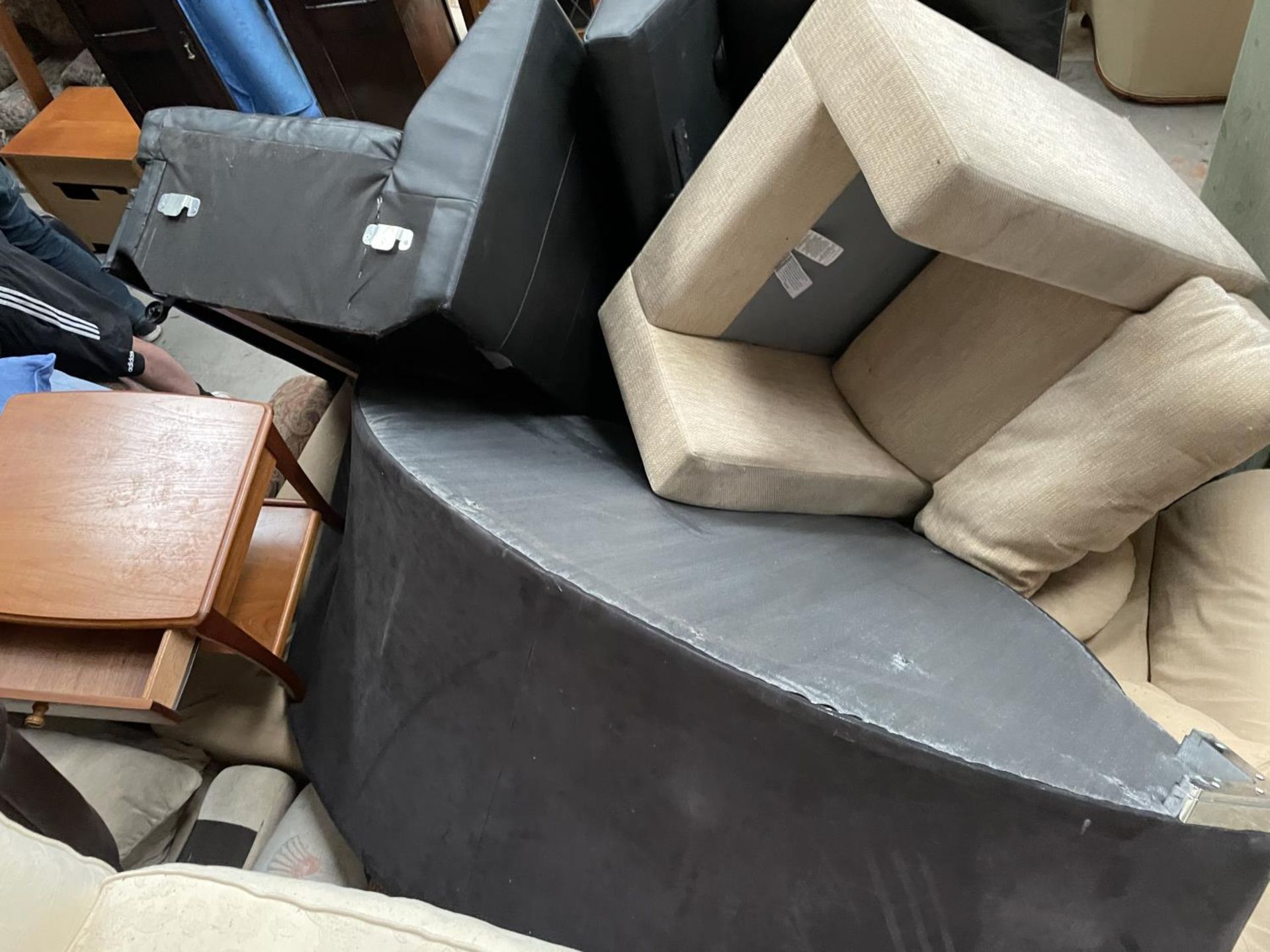 AN EXTREMELY LARGE QUANTITY OF SOFAS AND CHAIRS (APPROX 34) TO INCLUDE FABRIS AND LEATHER ETC THIS - Image 11 of 13