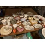 AN ASSORTMENT OF CERAMIC ITEMS TO INCLUDE A RETRO BUTTER DISH AND CRUET SET ETC