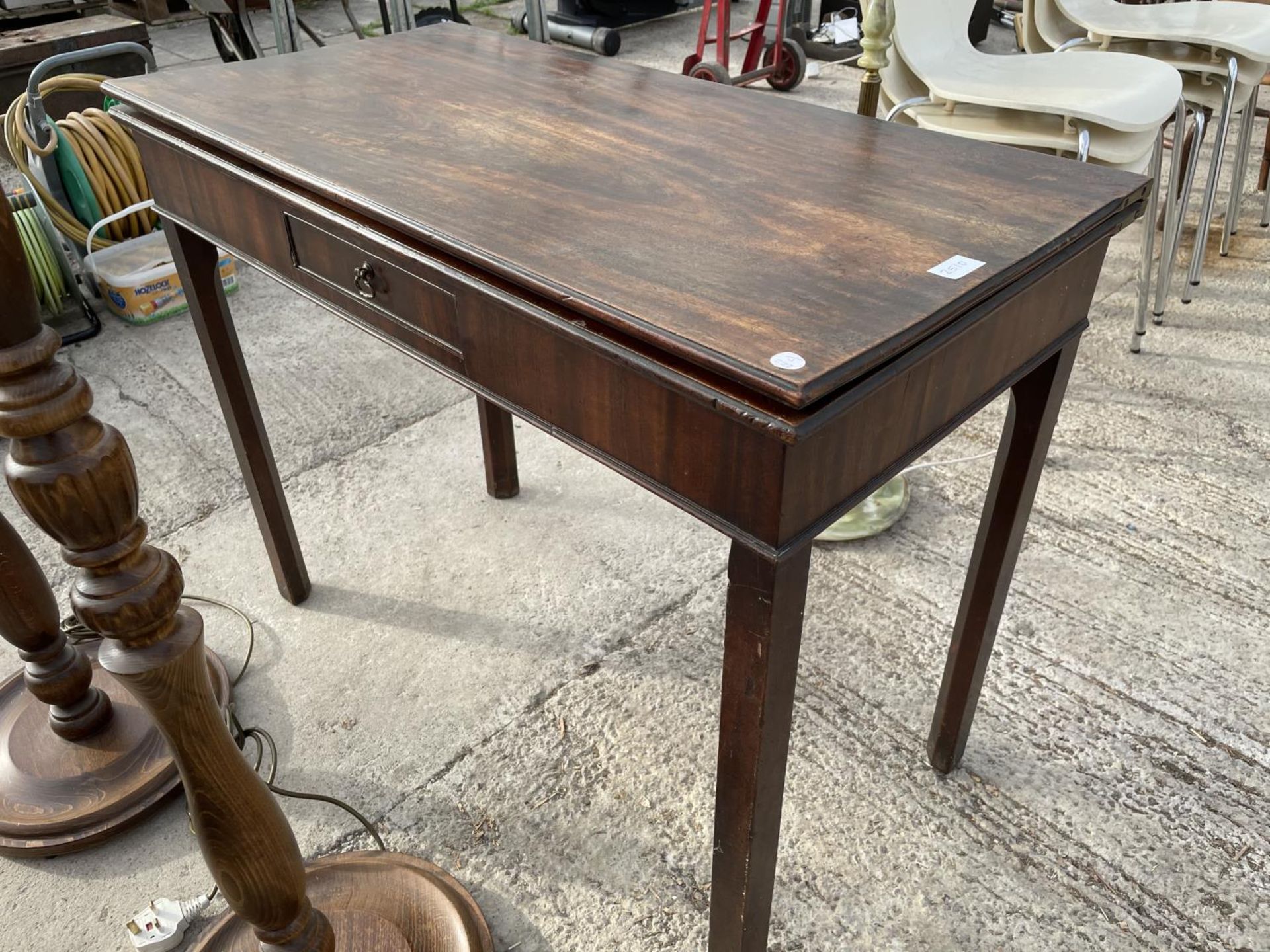 A MAHOGANY SIDE TABLE WITH SINGLE DRAWER