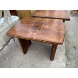 AN EARLY 20TH CENTURY WALNUT AND INLAID DRAW-LEAF DINING TABLE