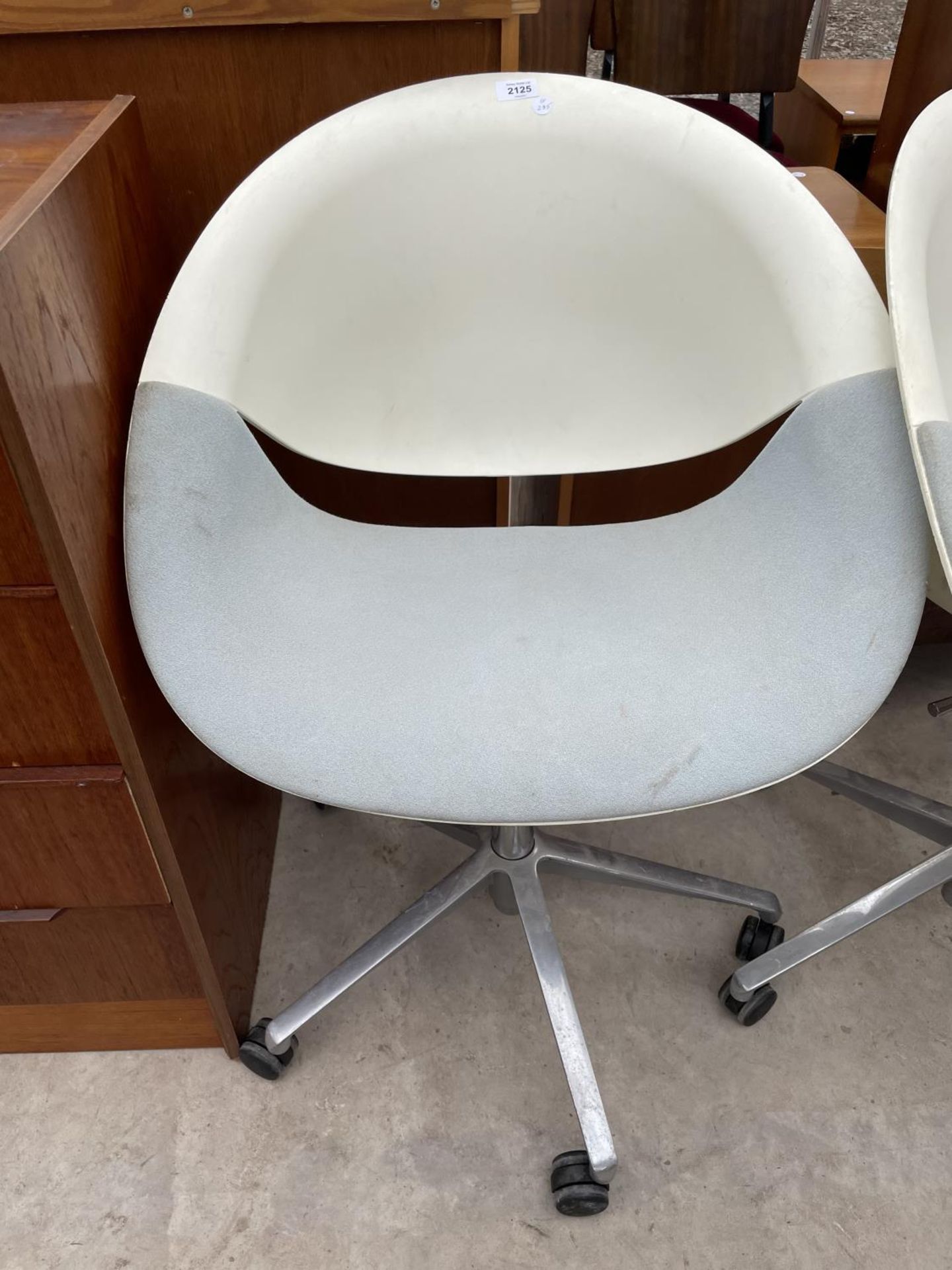 A SET OF FOUR 1970s EGG CHAIRS WITH POLYPROPOLENE SEATS ON ALLOY AND CHROME BASE - Image 2 of 6