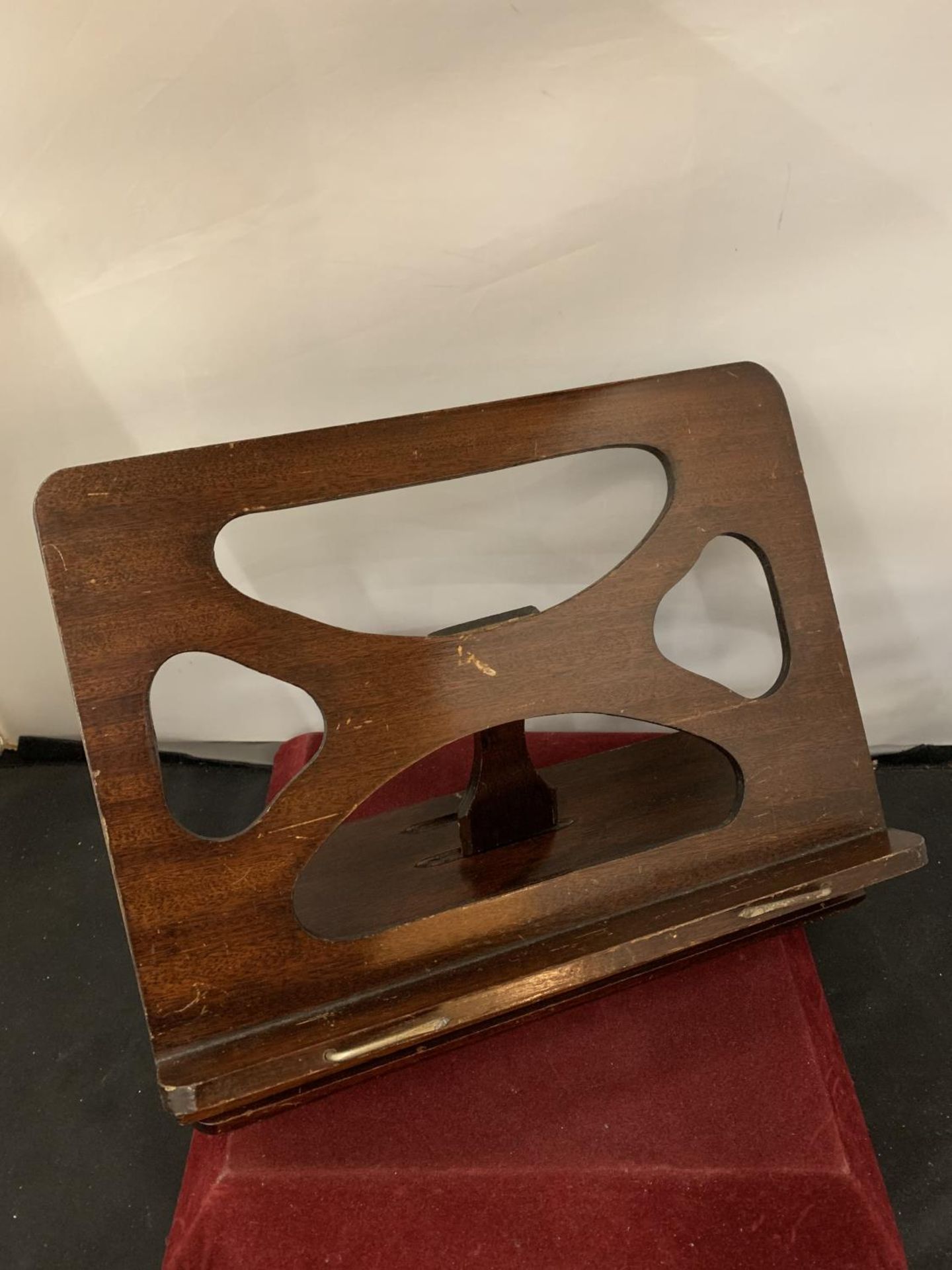 A VINTAGE MAHOGANY TABLE/BED READING STAND