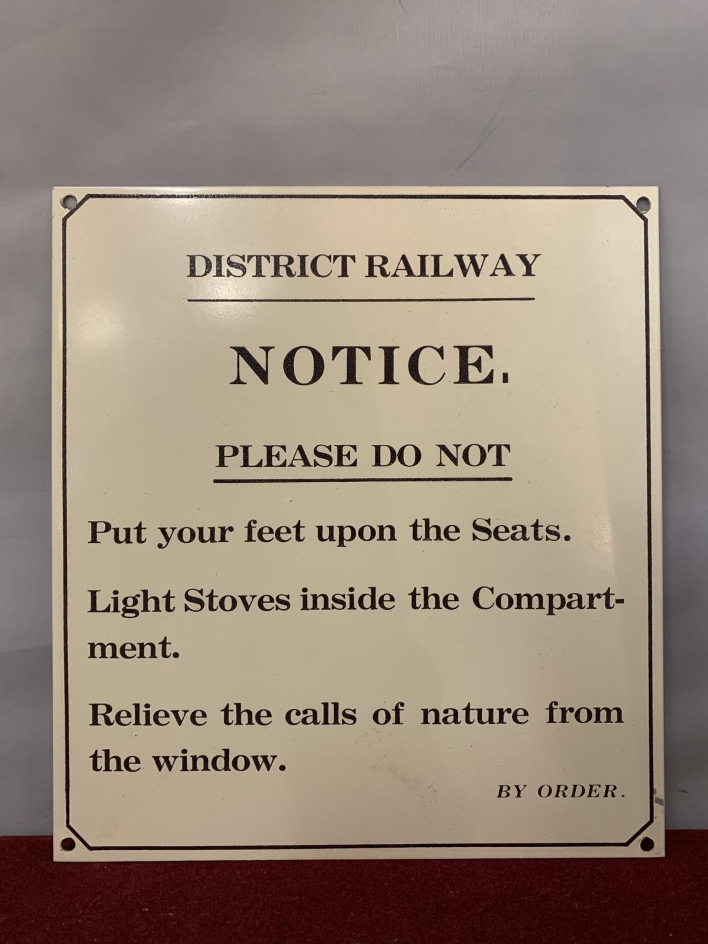 A DISTRICT RAILWAY METAL SIGN 17CM X 19CM