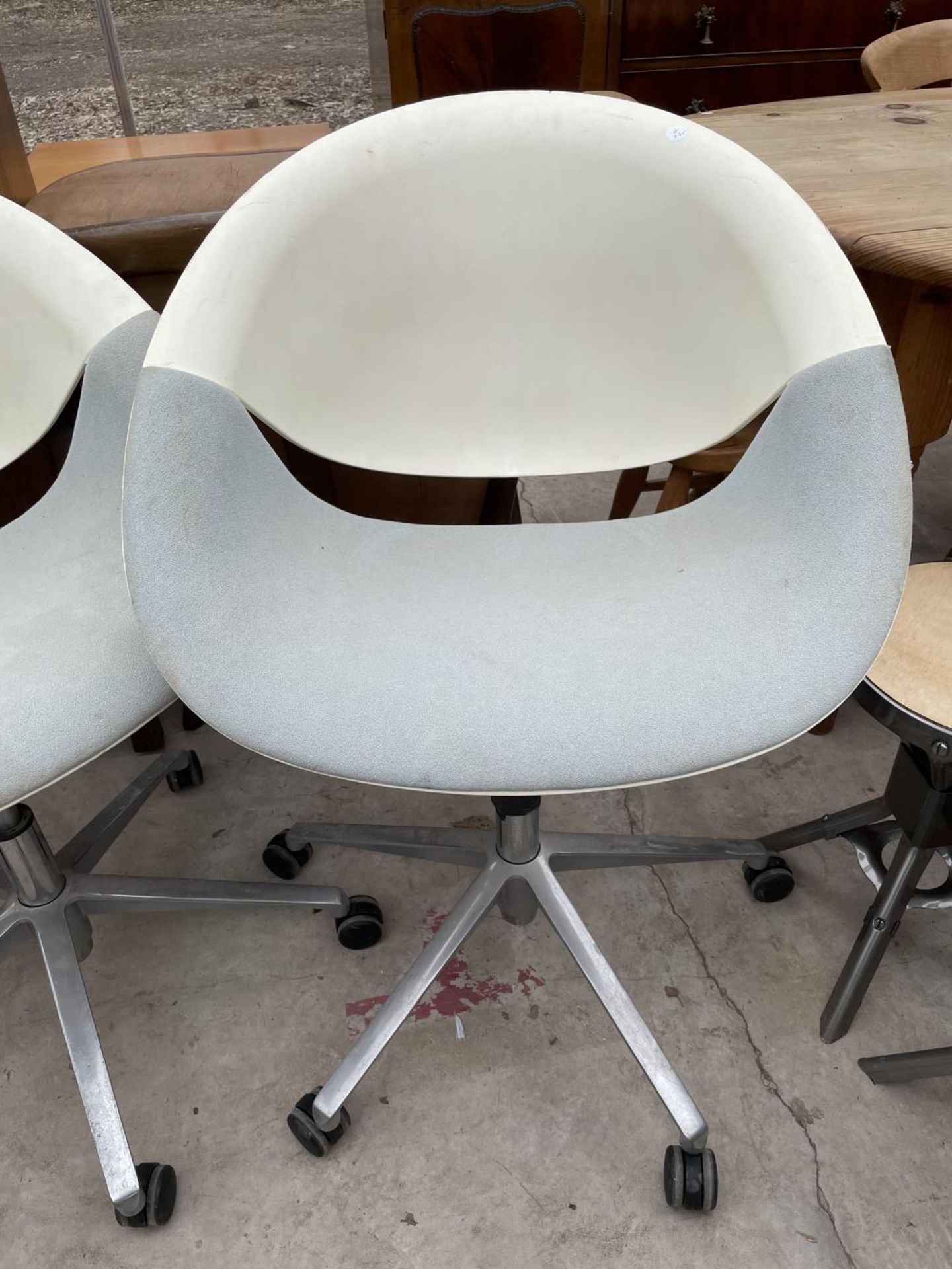 A SET OF FOUR 1970s EGG CHAIRS WITH POLYPROPOLENE SEATS ON ALLOY AND CHROME BASE - Image 6 of 6