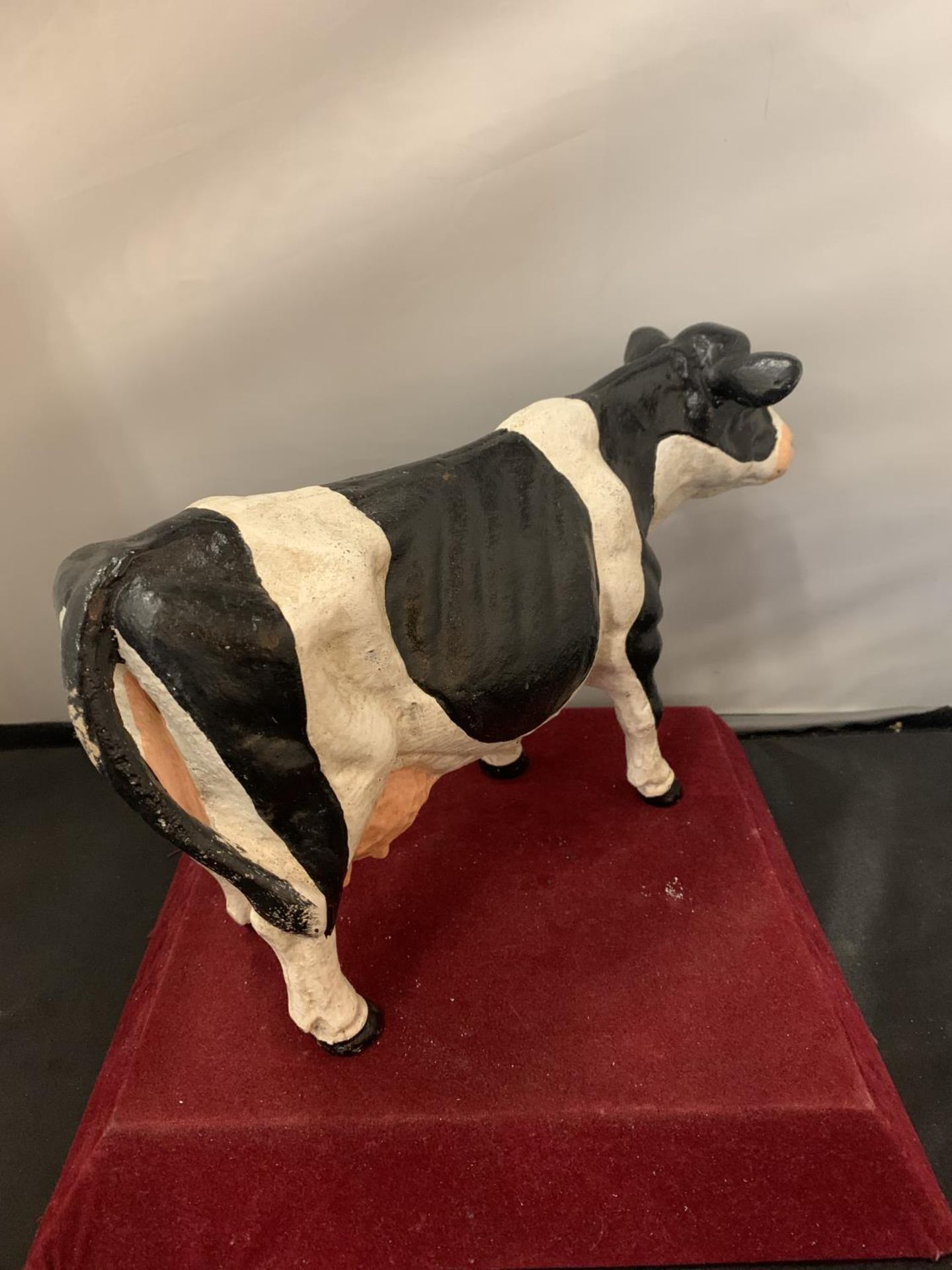 A HEAVY CAST HAND PAINTED BLACK AND WHITE COW DOORSTOP WEIGHING APPROXIMATELY 5 KG H: 20CM - Image 2 of 3