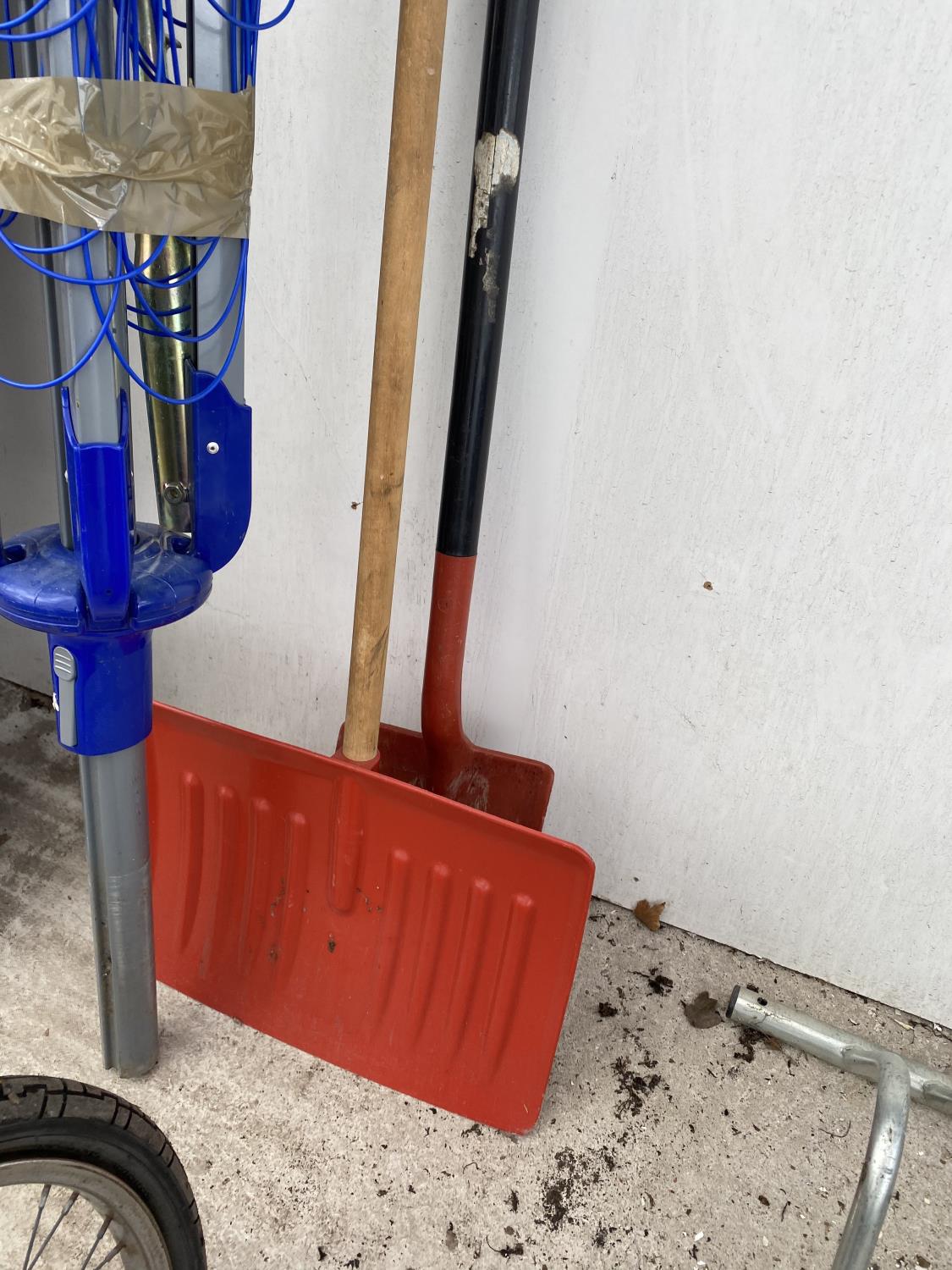 A PLASTIC SNOW SHOVEL AND A FURTHER PLASTIC GRAIN SHOVEL TO ALSO INCLUDE A WASHING LINE - Image 2 of 5