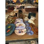 A COLLECTION OF VARIOUS CERAMICS TO INCLUDE BELLEEK VASE, ROYAL WORCESTER COLLECTORS PLATES ETC