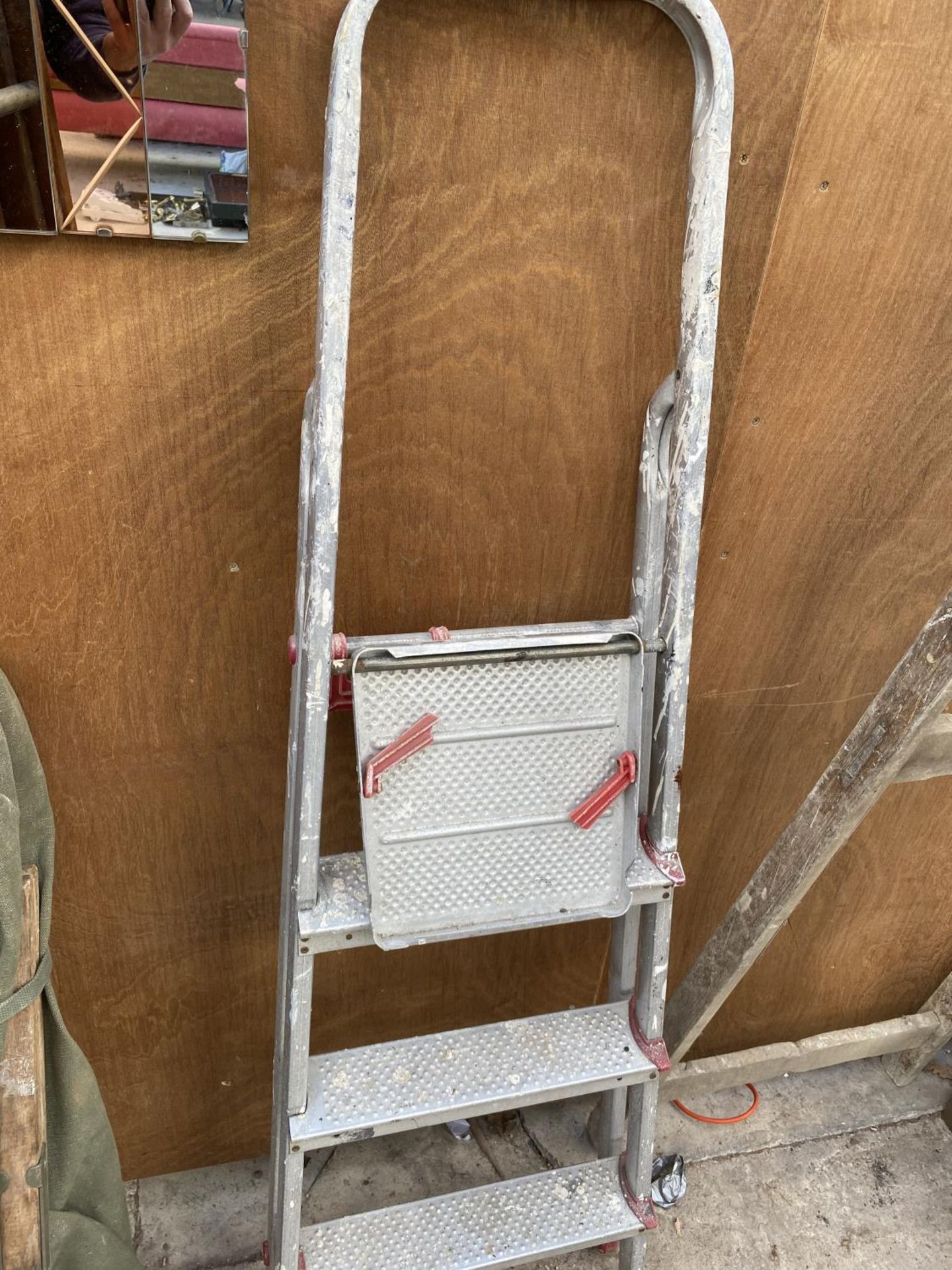 A THREE SECTION WOODEN LADDER AND A FURTHER THREE RUNG ALUMINIUM STEP LADDER - Image 4 of 4