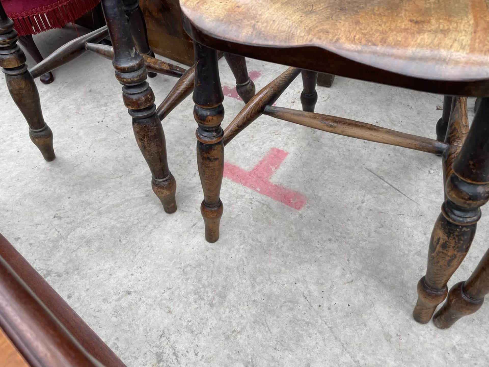 A SET OF FOUR VICTORIAN LATH-BACK KITCHEN CHAIRS - Image 3 of 6