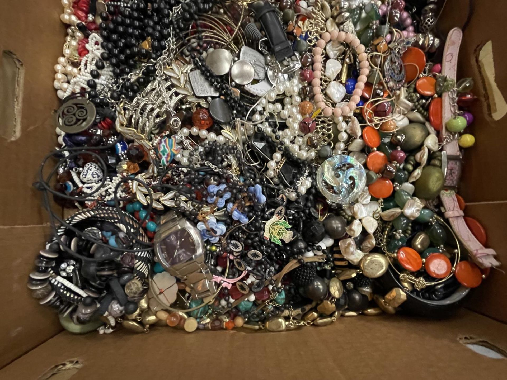 A VERY LARGE QUANTITY OF COSTUME JEWELLERY - Image 2 of 4