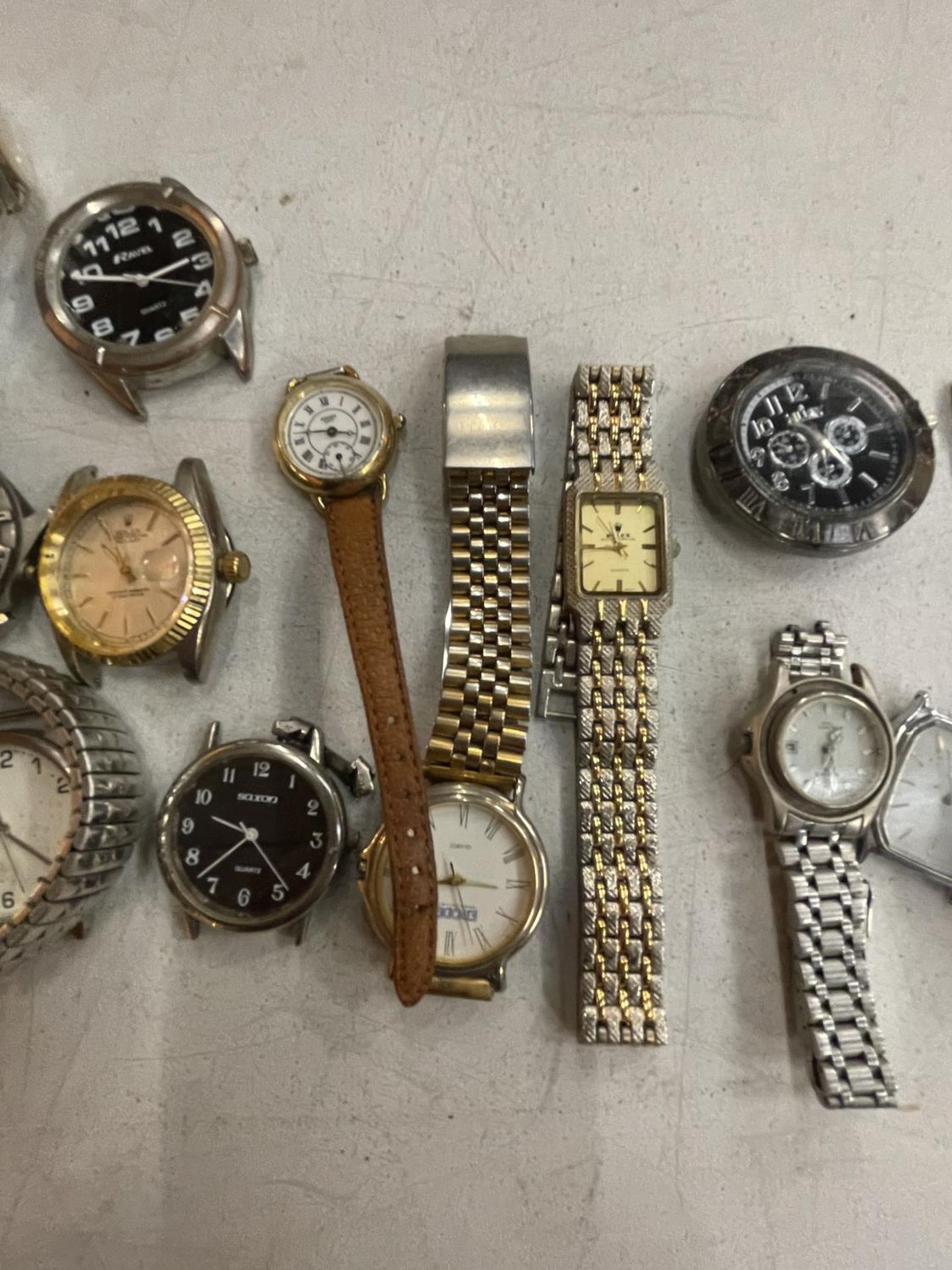 A QUANTITY OF WATCHES SOME REQUIRING STRAPS - Image 3 of 4