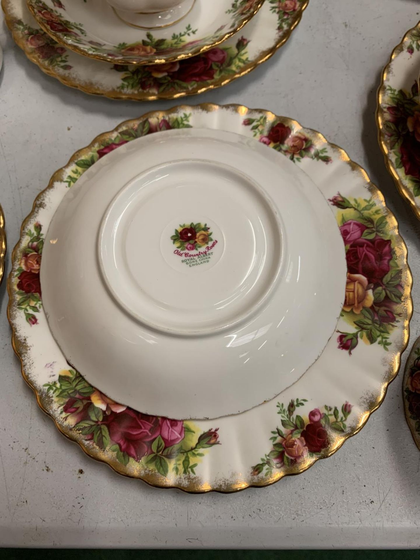 A SELECTION OF ROYAL ALBERT OLD COUNTRY ROSES TEA WARE TO INCLUDE SIX TRIOS, SIX COFFEE MUGS, - Image 3 of 5