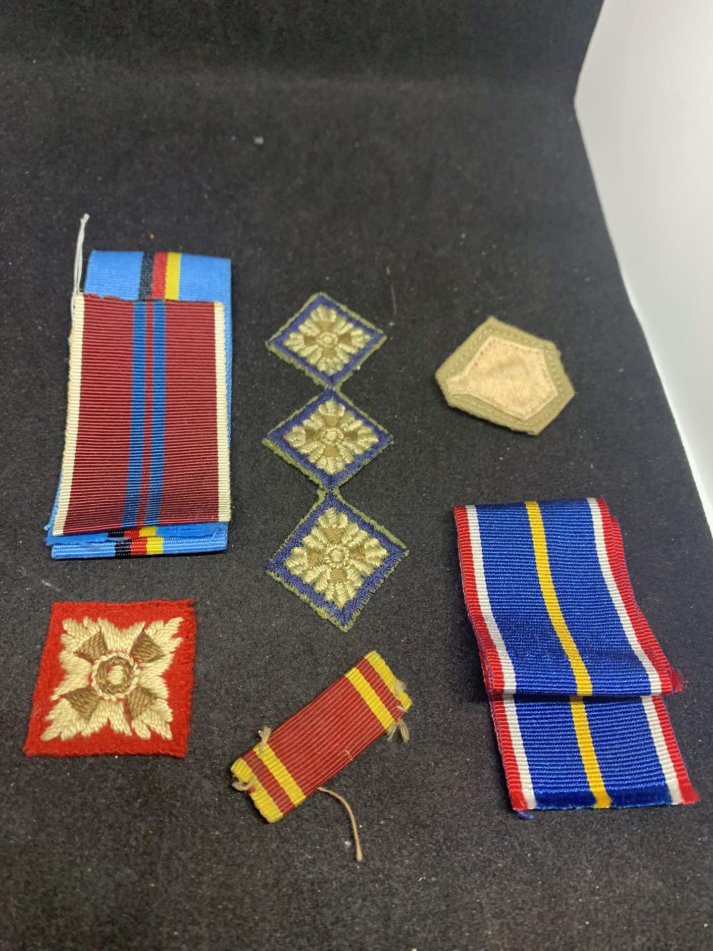 VARIOUS ARMY RIBBONS AND BADGES - Image 3 of 3