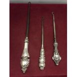 THREE HALLMARKED SILVER HANDLED BUTTON HOOKS TO INCLUDE A BIRMINGHAM 1914/1915