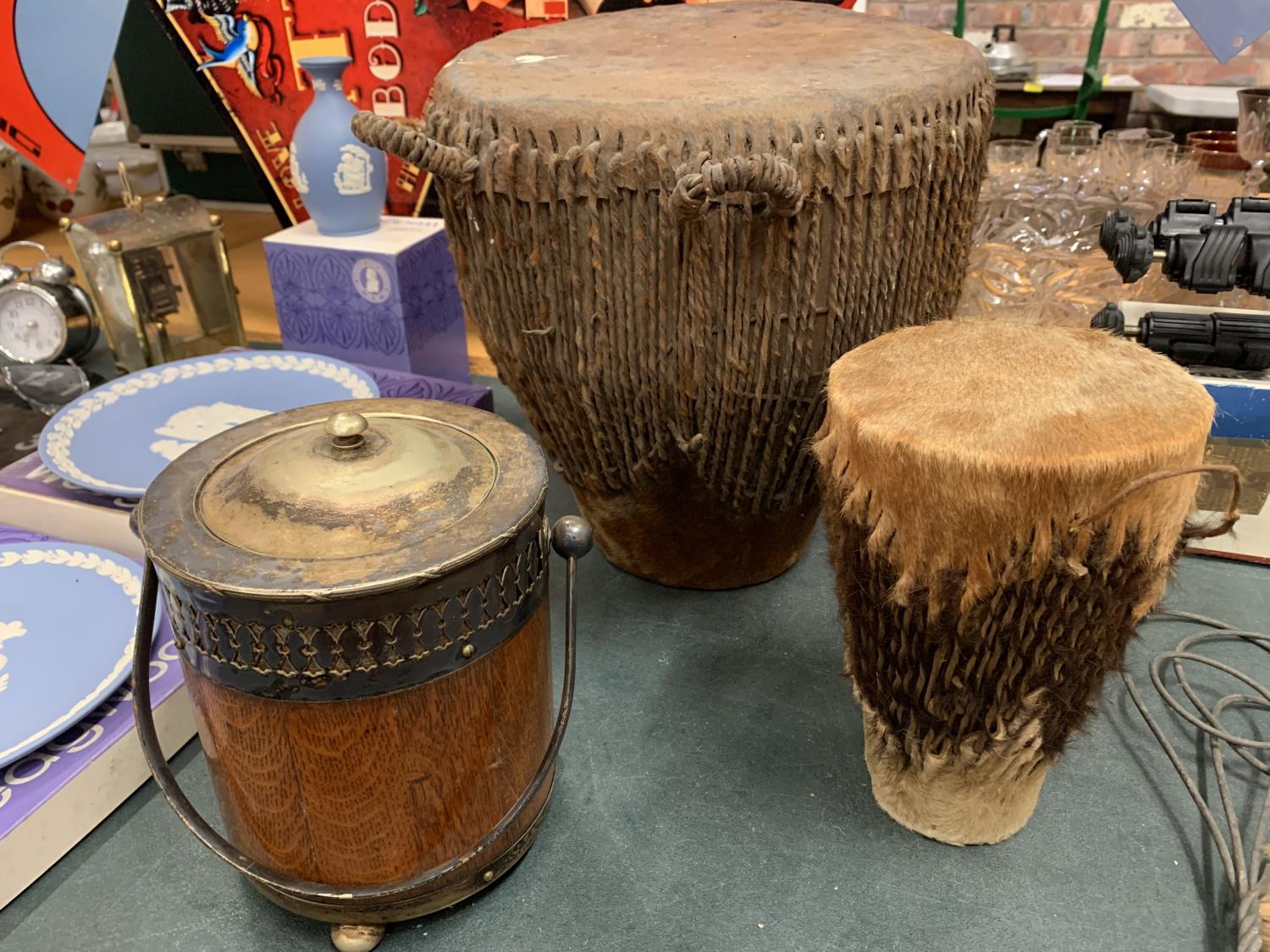 AN ASSORTMENT OF ITEMS TO INCLUDE BONGOS, OXO AND TEA TINS, CARPET BEATER ETC - Image 5 of 5