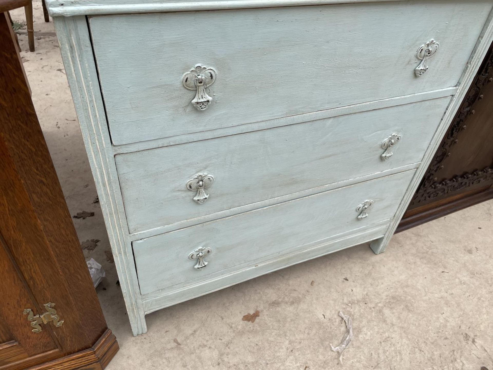 A SHABBY CHIC THREE DRAWER CHEST PAINTED 'CAFE DE PARIS', 30" WIDE - Image 4 of 4