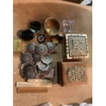 AN ASSORTMENT OF ITEMS TO INCLUDE TWO WOODEN TRINKET BOXES, DECORATIVE METAL BELT, ENAMEL BADGE ETC