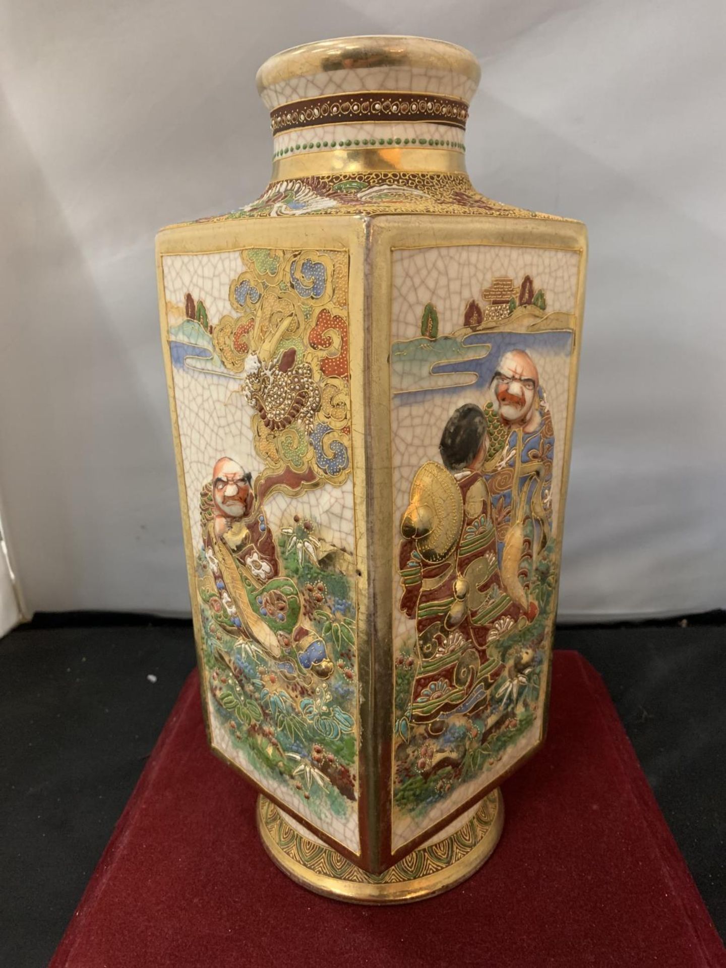 A DECORATIVE ORIENTAL VASE WITH GOLD DETAIL AND ORIENTAL MARK ON THE BASE H: 32 CM - Image 3 of 6
