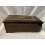 A SMALL VICTORIAN ROSEWOOD CYLINDER MUSIC BOX WITH INLAY DECORATION AND HAVING INNER GLAZED LID