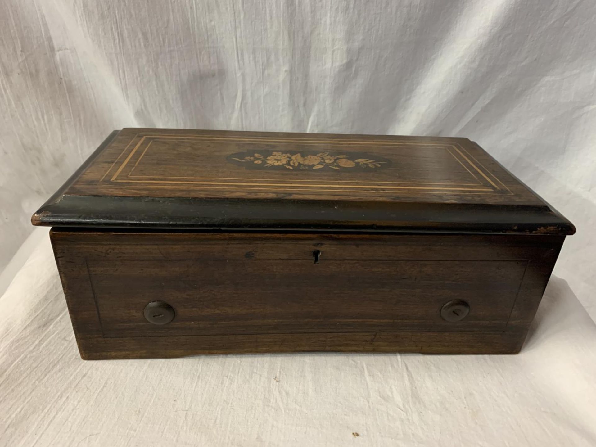 A SMALL VICTORIAN ROSEWOOD CYLINDER MUSIC BOX WITH INLAY DECORATION AND HAVING INNER GLAZED LID