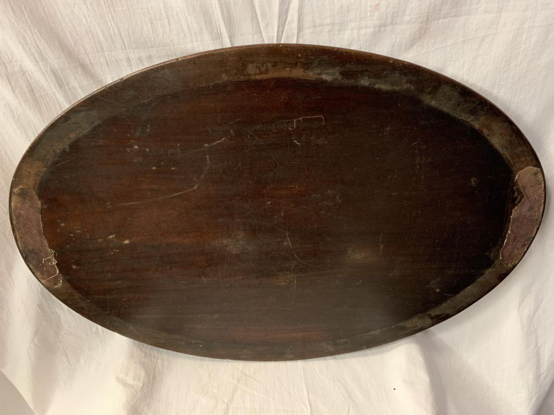 A LARGE WOODEN OVAL BUTLERS TRAY AND A DECORATIVE TIN TRAY WITH VEGETABLE BOWL DESIGN - Image 6 of 6