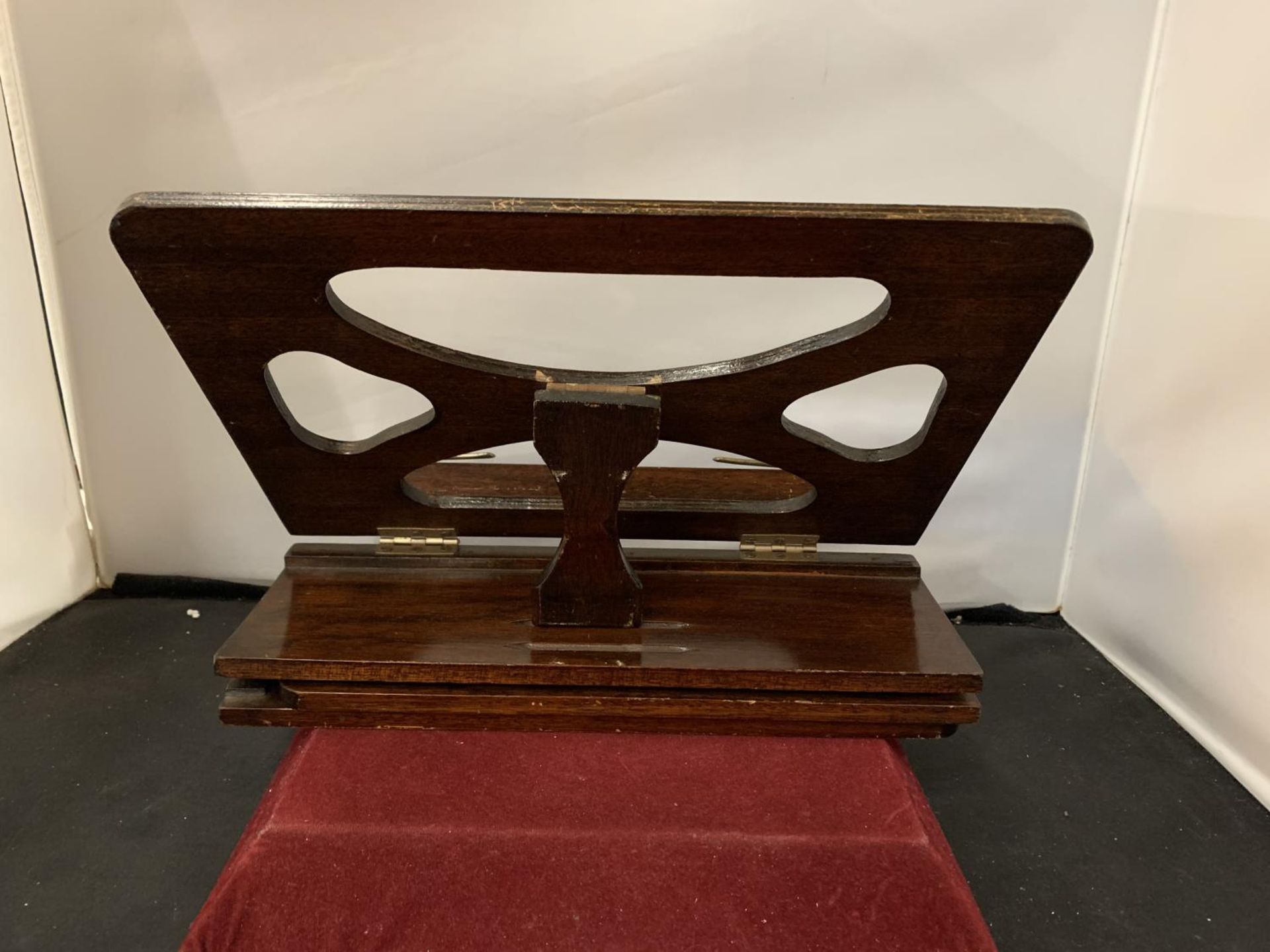 A VINTAGE MAHOGANY TABLE/BED READING STAND - Image 4 of 4