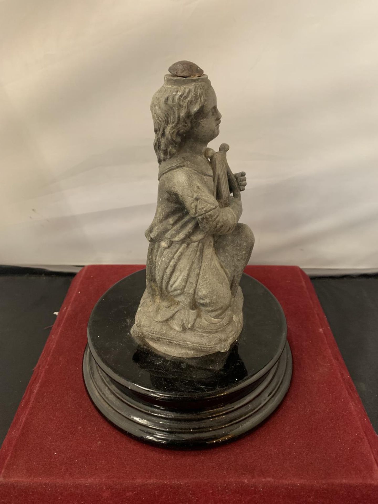 A VINTAGE SPELTER FIGURINE ON A PLINTH IN THE FORM OF AN ANGEL H: 23CM - Image 2 of 3