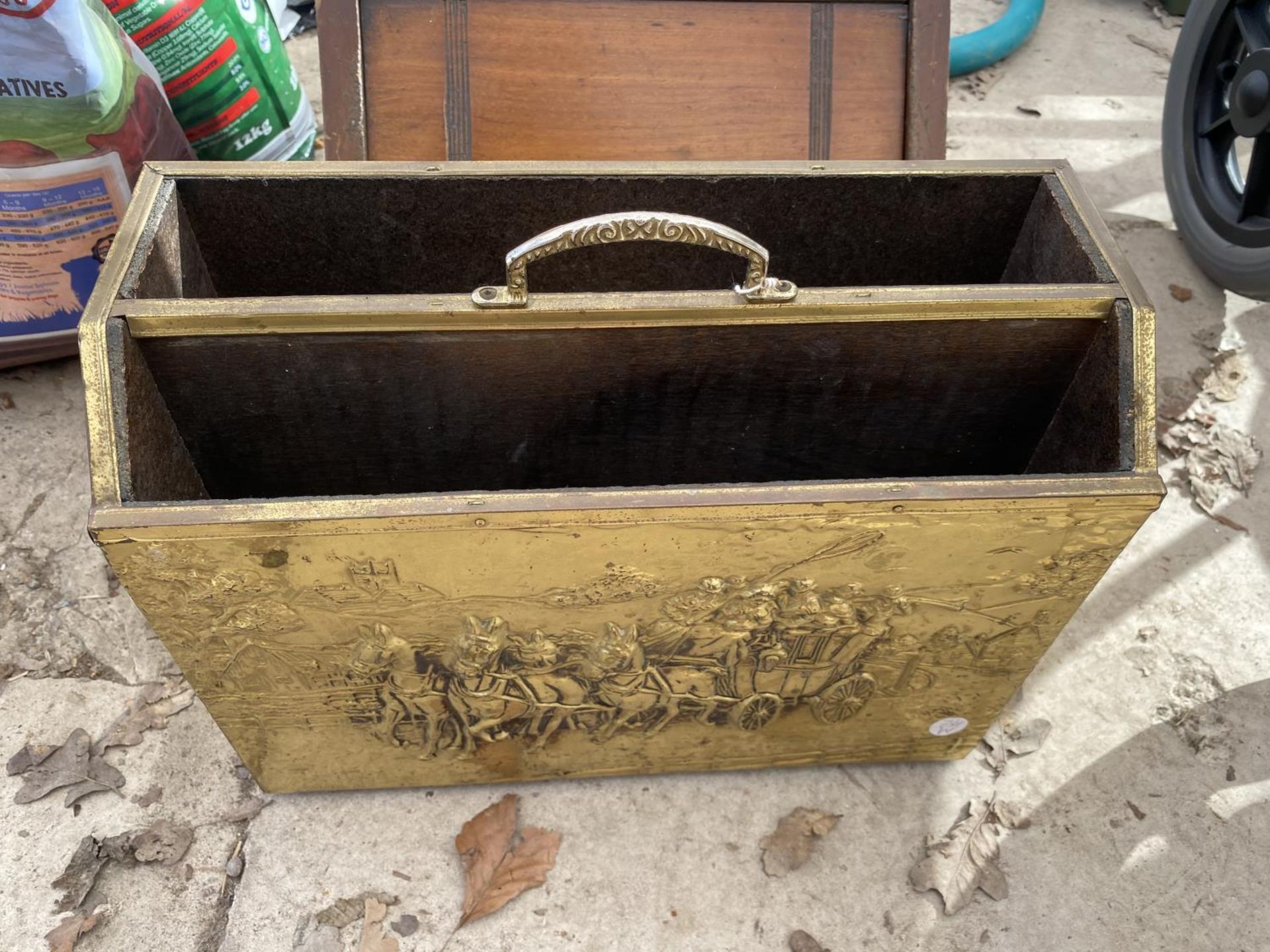 A WODDEN COAL BUCKET WITH METAL LINER AND A FURTHER DECORATIVE BRASS MAGAZINE RACK - Image 2 of 4