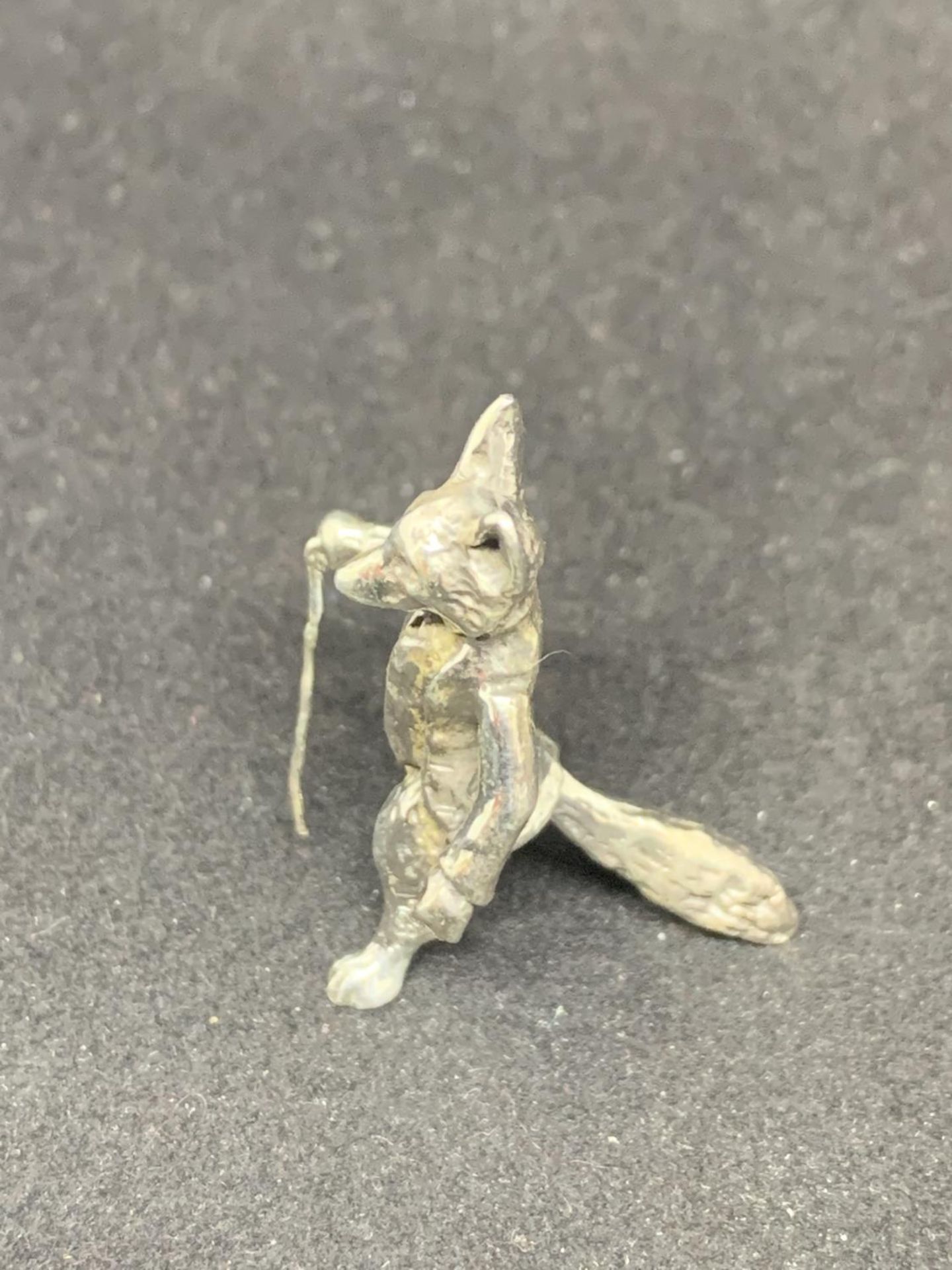 A MINIATURE SILVER STANDING FOX WITH CANE - Image 4 of 4