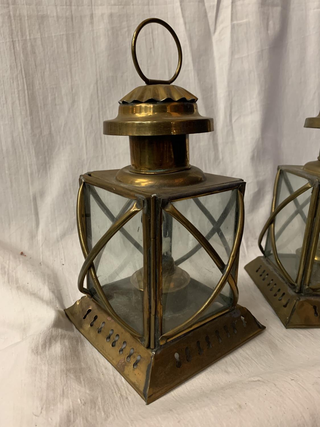 A PAIR OF VINTAGE BRASS OIL LANTERNS H: 23CM - Image 2 of 5