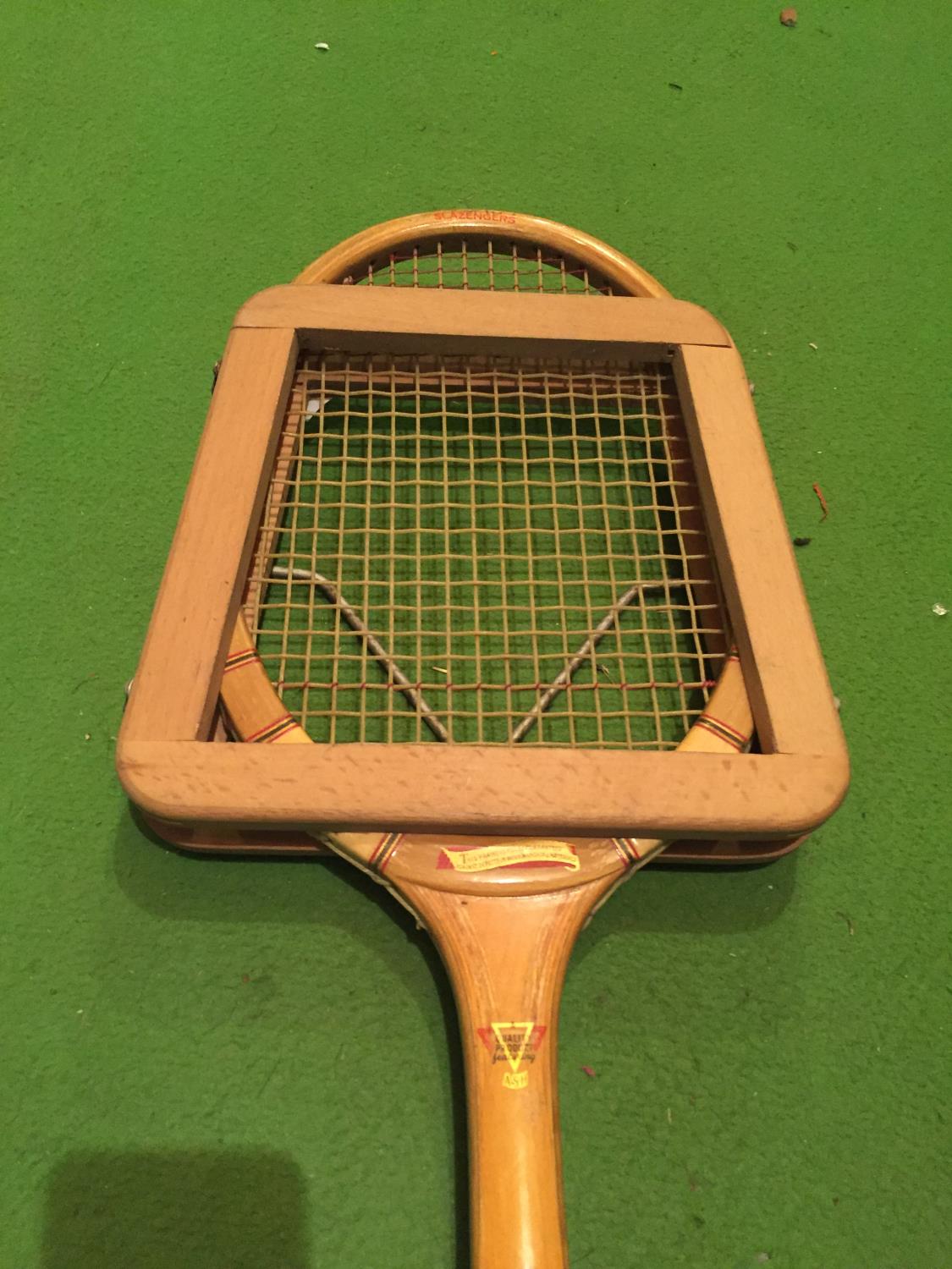 A VINTAGE SPECIAL FRED PERRY SLAZENGER PERFECT BALANCE TENNIS RACKET AND A DUNLOP RACKET STRING - Bild 3 aus 3