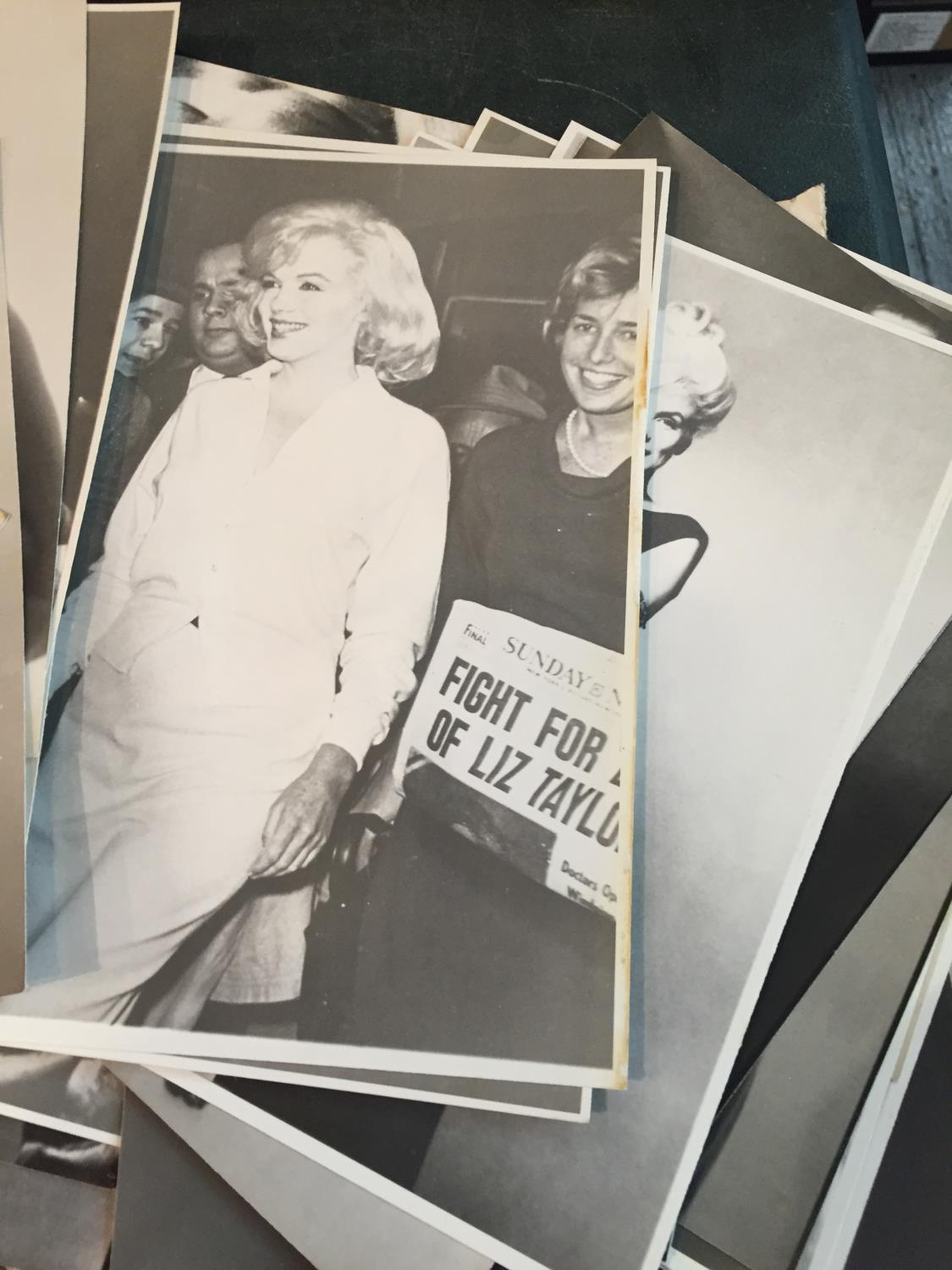 A QUANTITY OF BLACK AND WHITE PHOTGRAPHIC IMAGES OF MARILYN MONROE - Bild 2 aus 4