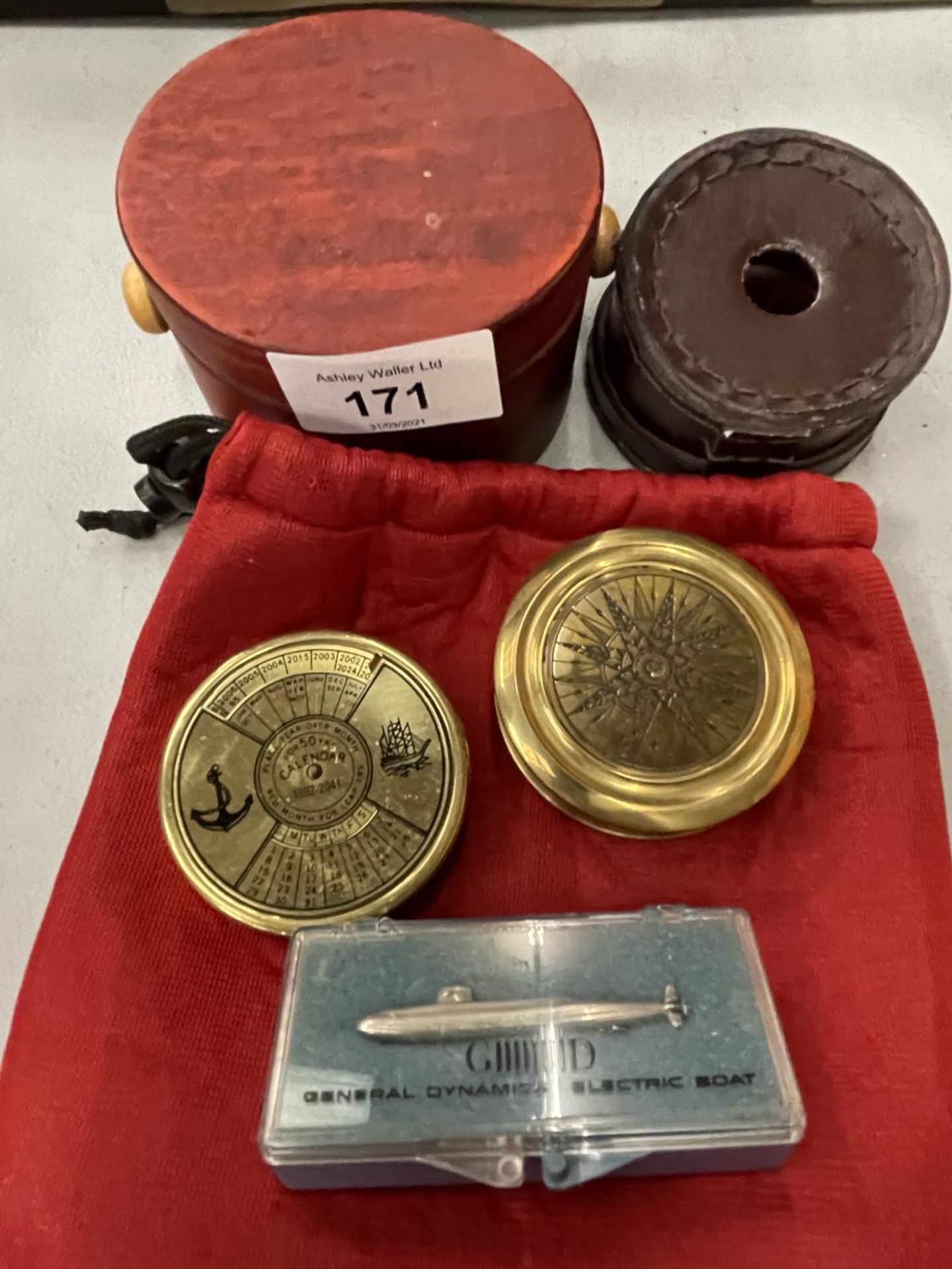AN ASSORTMENT OF ITEMS TO INCLUDE A BRASS COMPASS, A FOR 50 YRS CALENDAR 1992-2041, A SUBMARINE - Image 2 of 6