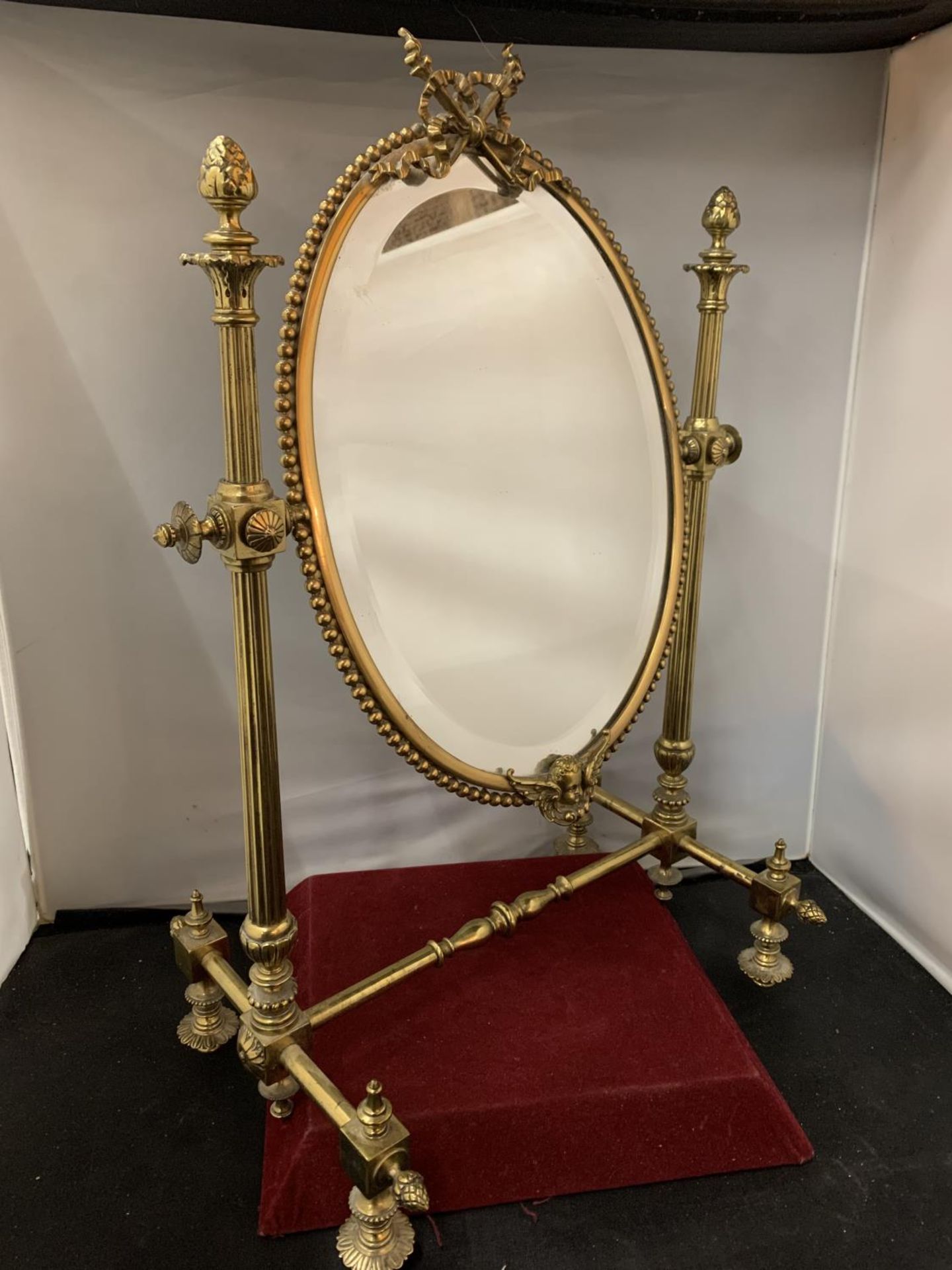 A DECORATIVE VINTAGE BRASS SWIVEL DRESSING TABLE MIRROR ON A STAND TOTAL H: 25CM - Image 2 of 4