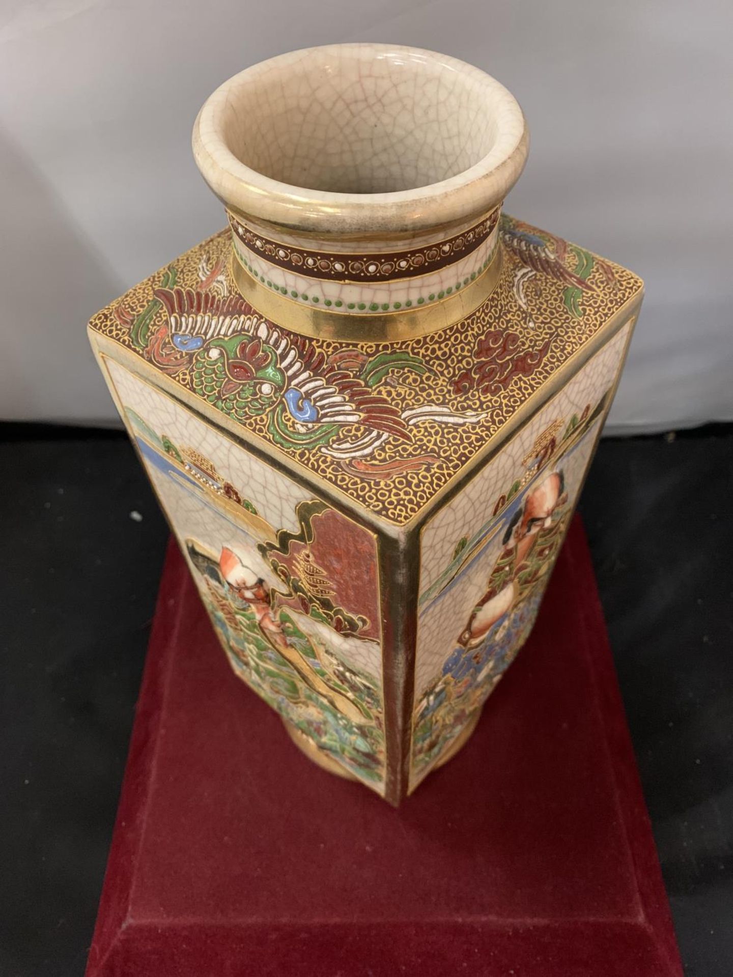 A DECORATIVE ORIENTAL VASE WITH GOLD DETAIL AND ORIENTAL MARK ON THE BASE H: 32 CM - Image 5 of 6