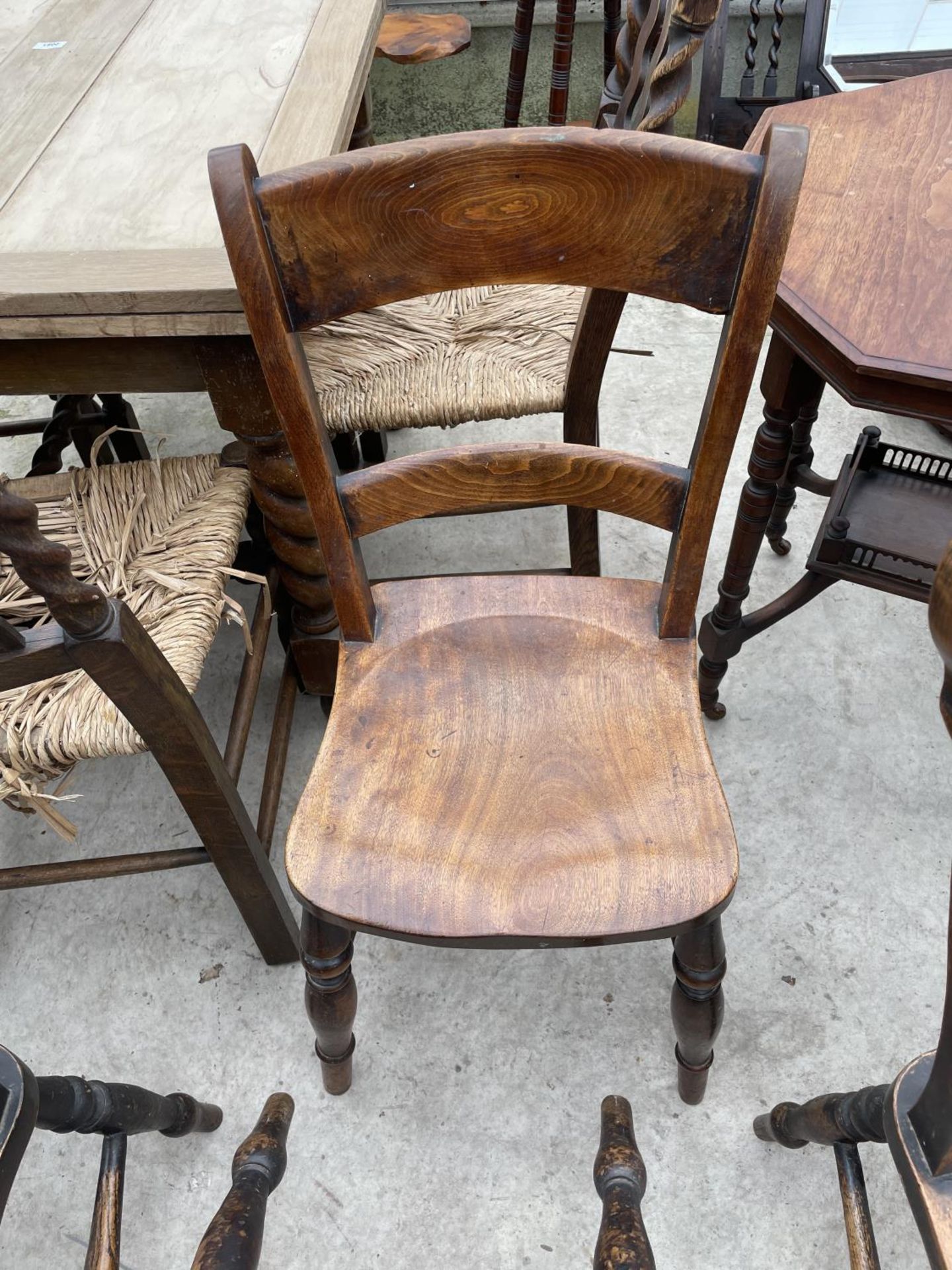 A SET OF FOUR VICTORIAN LATH-BACK KITCHEN CHAIRS - Image 6 of 6