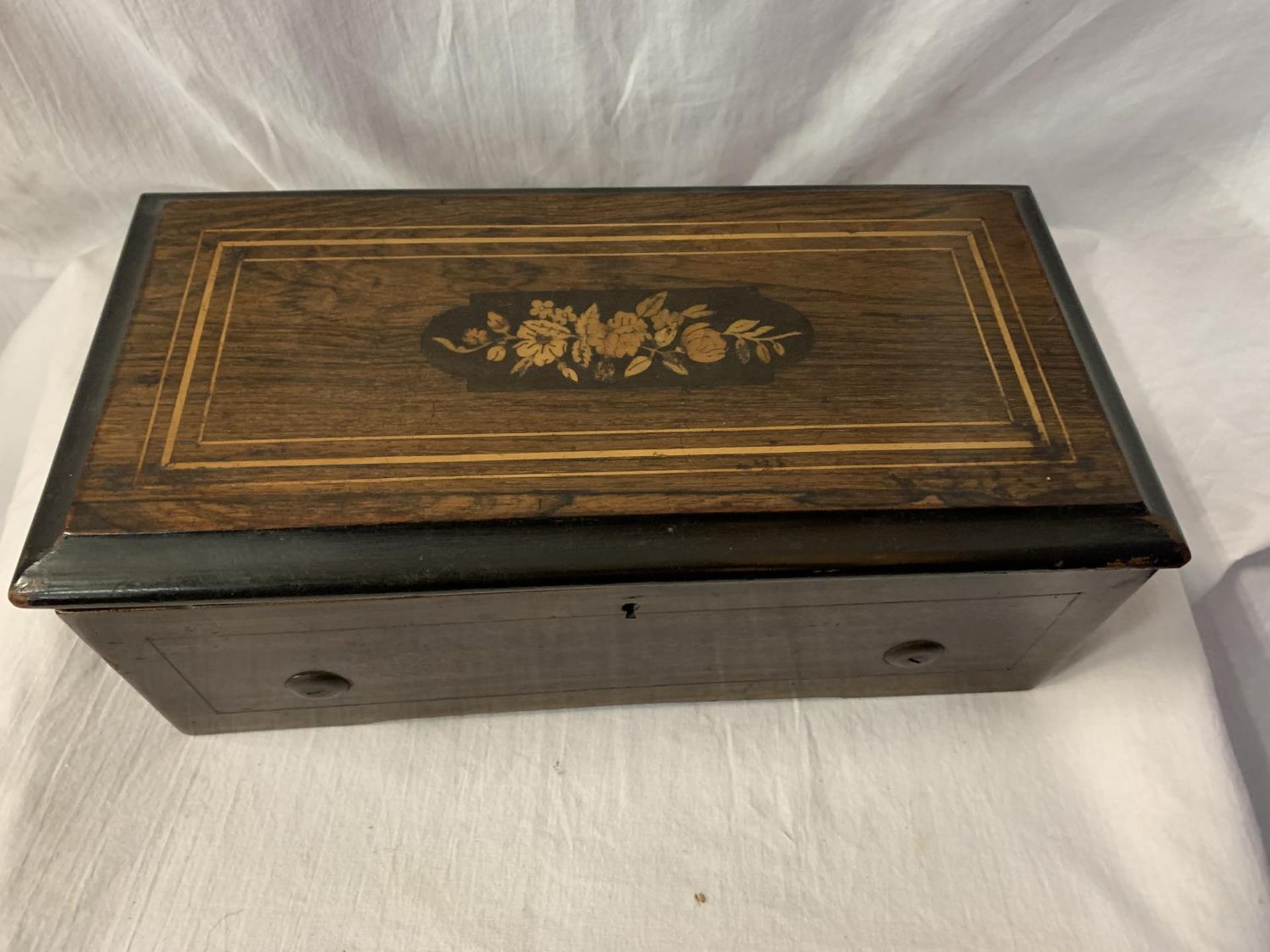 A SMALL VICTORIAN ROSEWOOD CYLINDER MUSIC BOX WITH INLAY DECORATION AND HAVING INNER GLAZED LID - Image 2 of 8