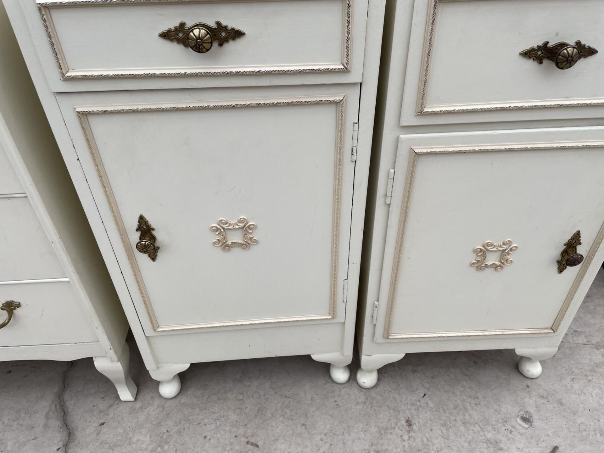 A WHITE/GILT FOUR DRAWER CHEST AND TWO SIMILAR BEDSIDE LOCKERS - Image 6 of 6