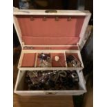 A CREAM LEATHER EFFECT JEWELLERY BOX CONTAINING A LARGE QUANTITY OF COSTUME JEWELLERY