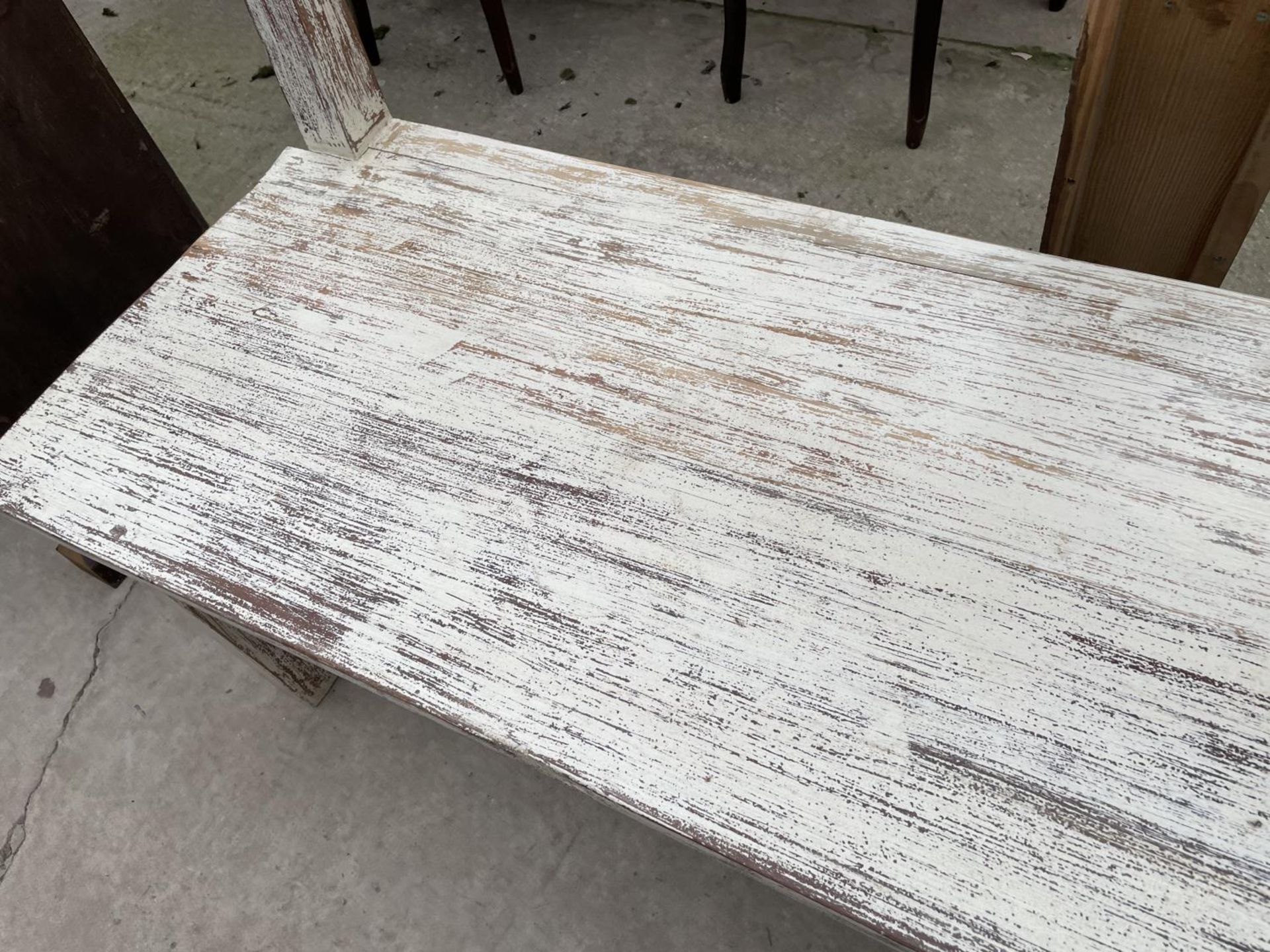 A SHABBY CHIC PAINTED BENCH - Image 3 of 4