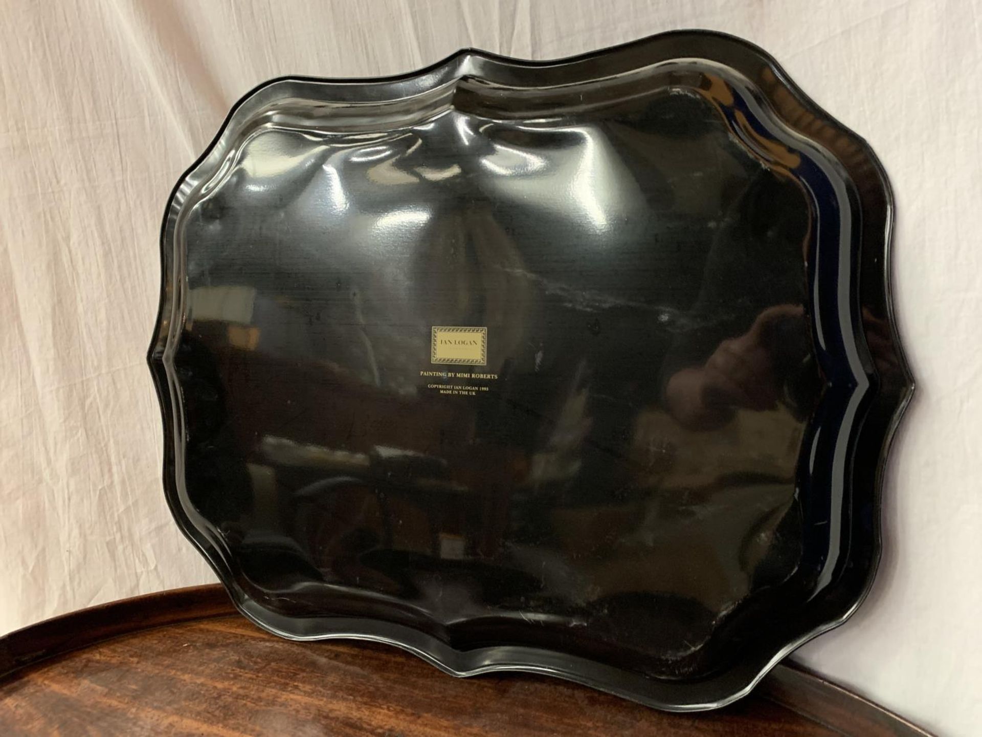 A LARGE WOODEN OVAL BUTLERS TRAY AND A DECORATIVE TIN TRAY WITH VEGETABLE BOWL DESIGN - Image 3 of 6