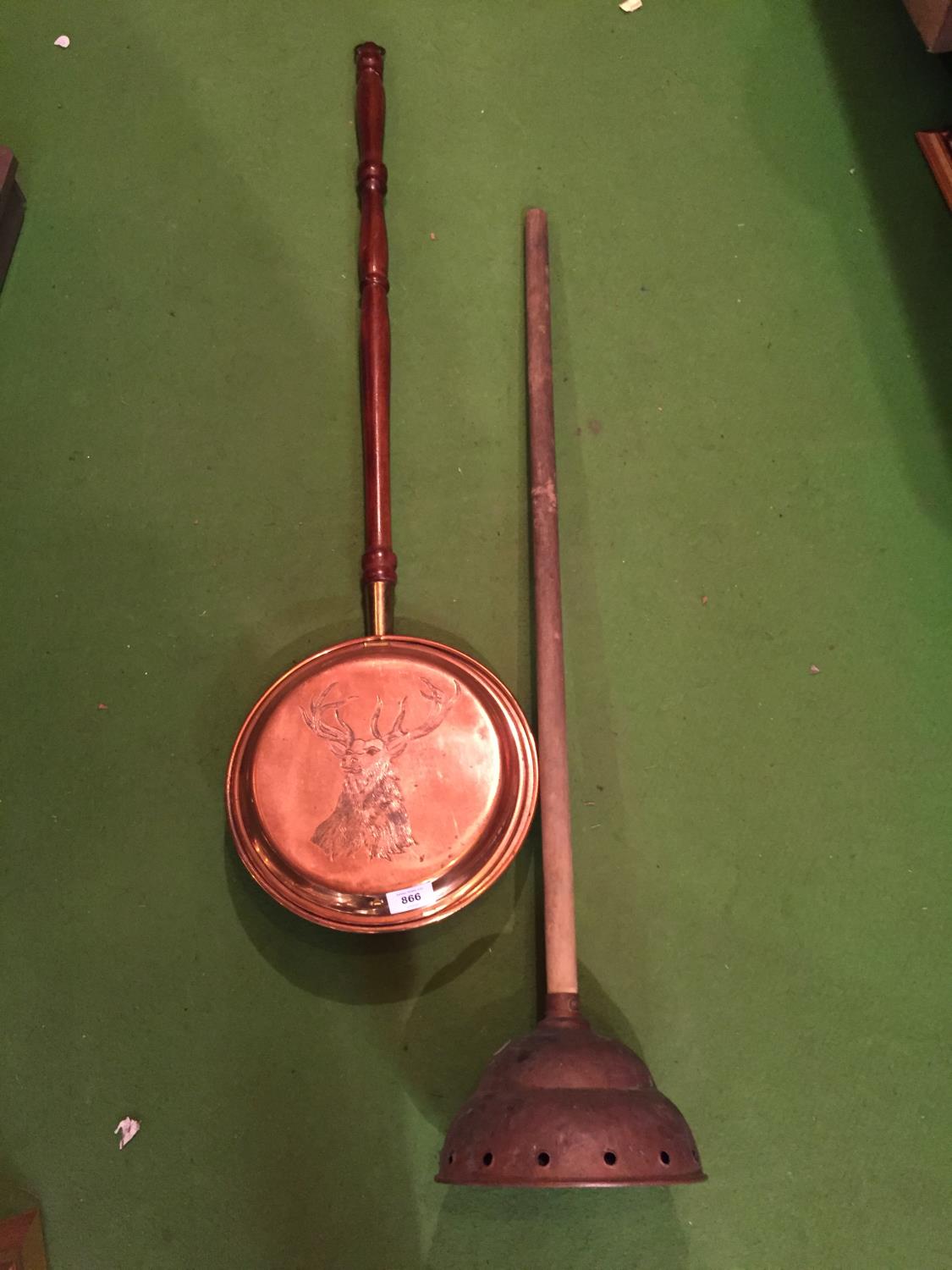 A VINTAGE SIMPLEX NO. 9 COPPER DOLLY POSSER AND A COPPER WARMING PAN WITH STAG DECORATION - Bild 2 aus 3