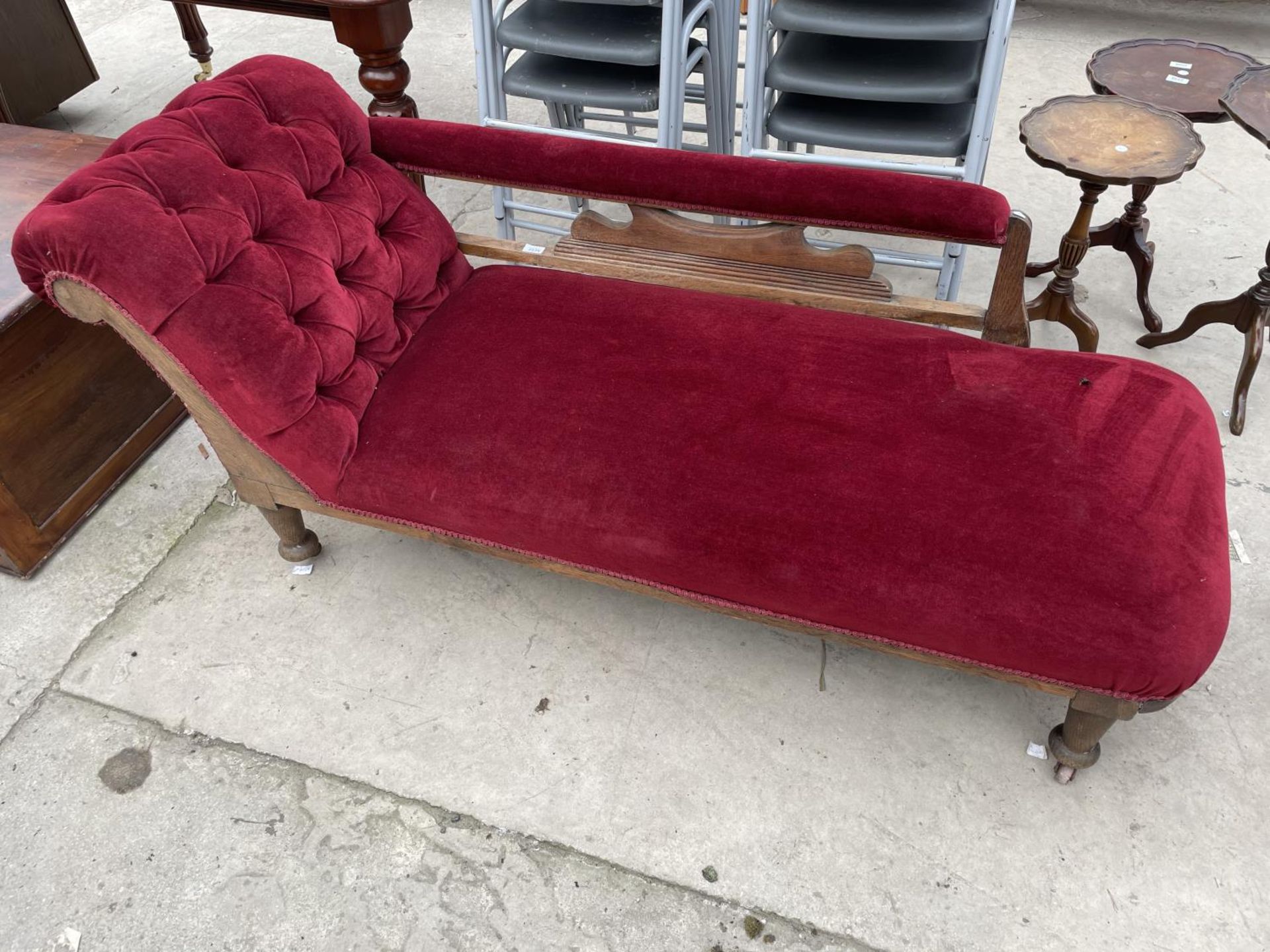 AN EDWARDIAN OAK FRAMED CHAISE LONGUE