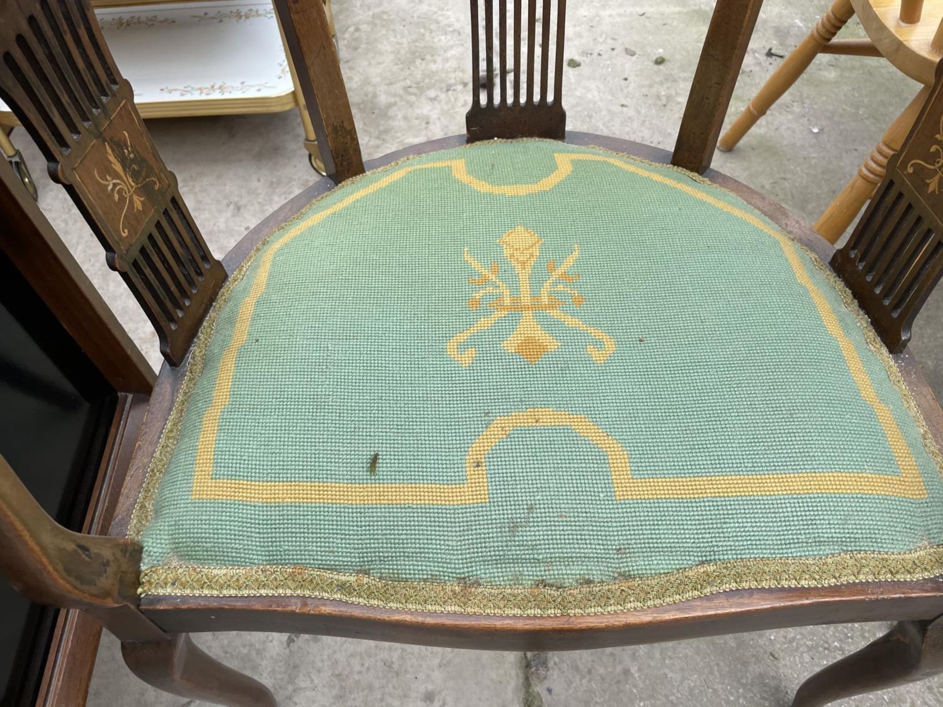 AN EDWARDIAN MAHOGANY AND INLAID TUB CHAIR - Image 3 of 4