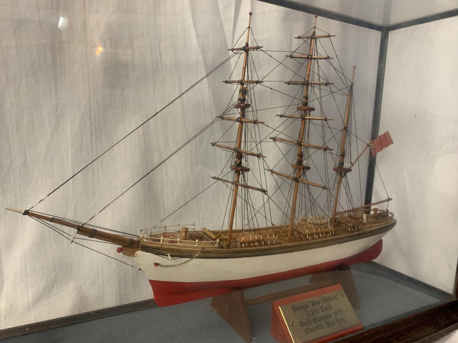 A MODEL BEN LINE BARQUE 'BEN VOIRLICH' BOAT IN A GLASS CASE 33CM X 43.5CM - Image 2 of 4