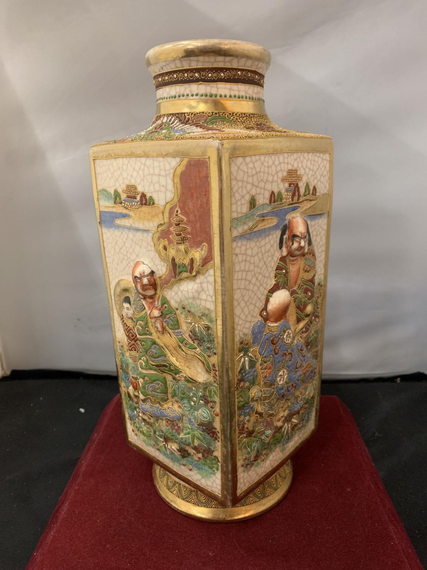 A DECORATIVE ORIENTAL VASE WITH GOLD DETAIL AND ORIENTAL MARK ON THE BASE H: 32 CM - Image 2 of 6