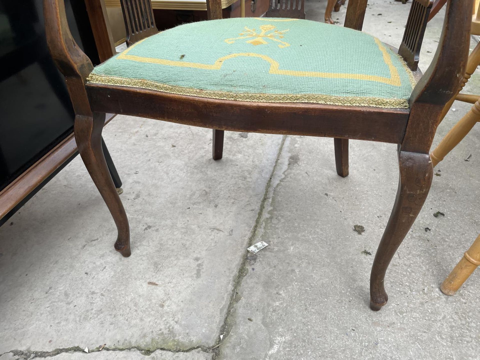 AN EDWARDIAN MAHOGANY AND INLAID TUB CHAIR - Image 4 of 4