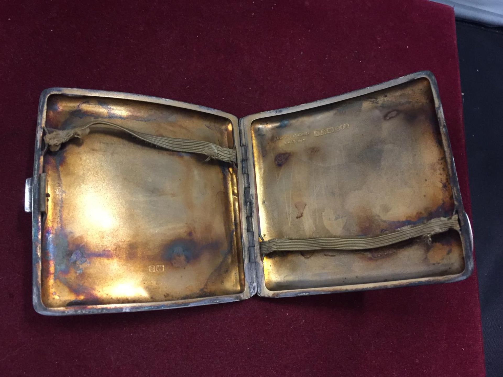 A GEORGE V HALLMARKED SILVER CIGARETTE / CARD CASE CHESTER 1924 74.8G REID & SONS 30 - Image 3 of 4