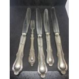 FIVE HALLMARKED SILVER HANDLED ITEMS TO INCLUDE FOUR KNIVES AND A FORK